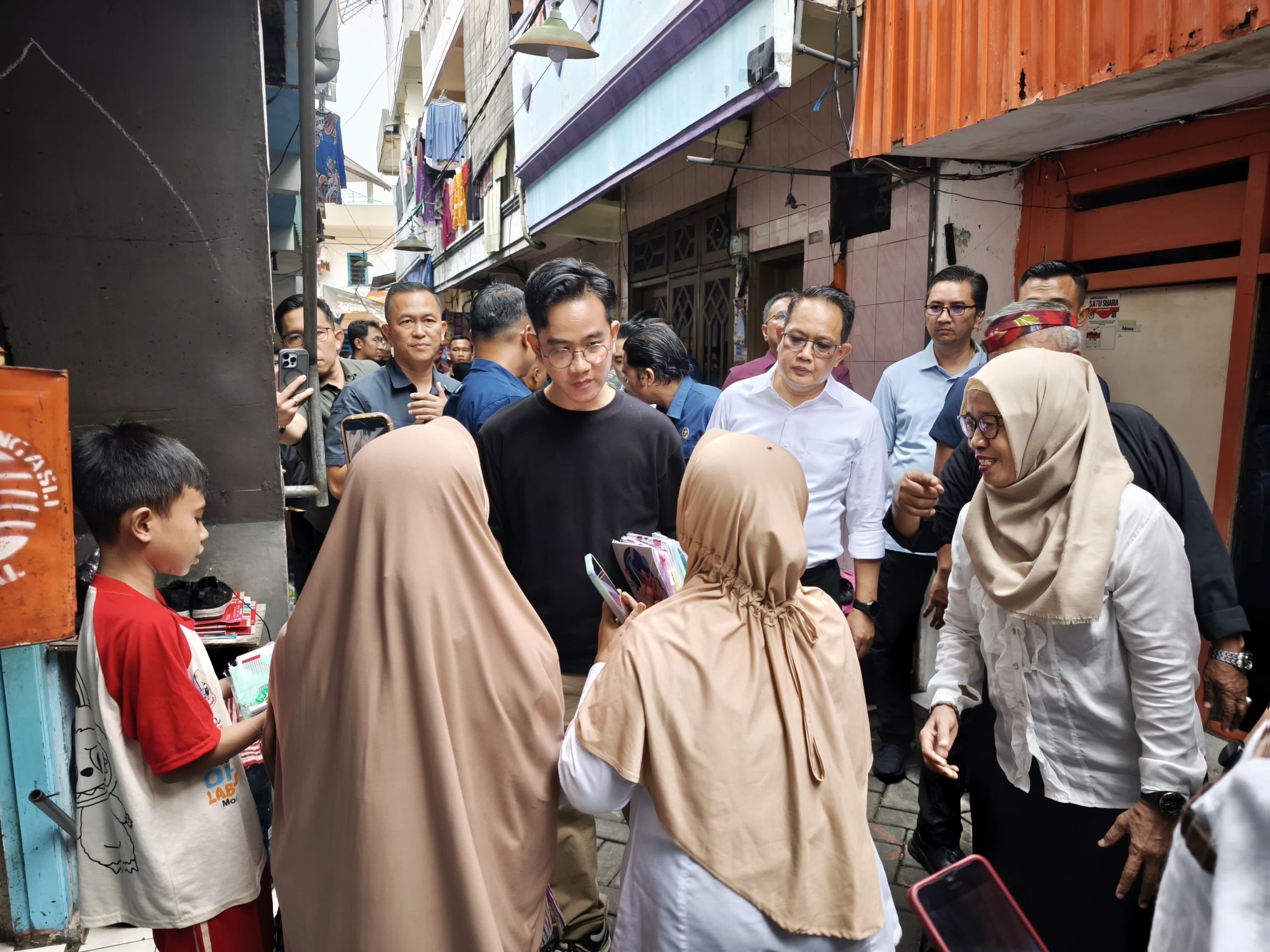 Dampingi Wapres Gibran Berbagi Buku dan Susu di Kapasan, Pj. Gubernur Adhy Pastikan Asta Cita di Jatim Berjalan Lancar