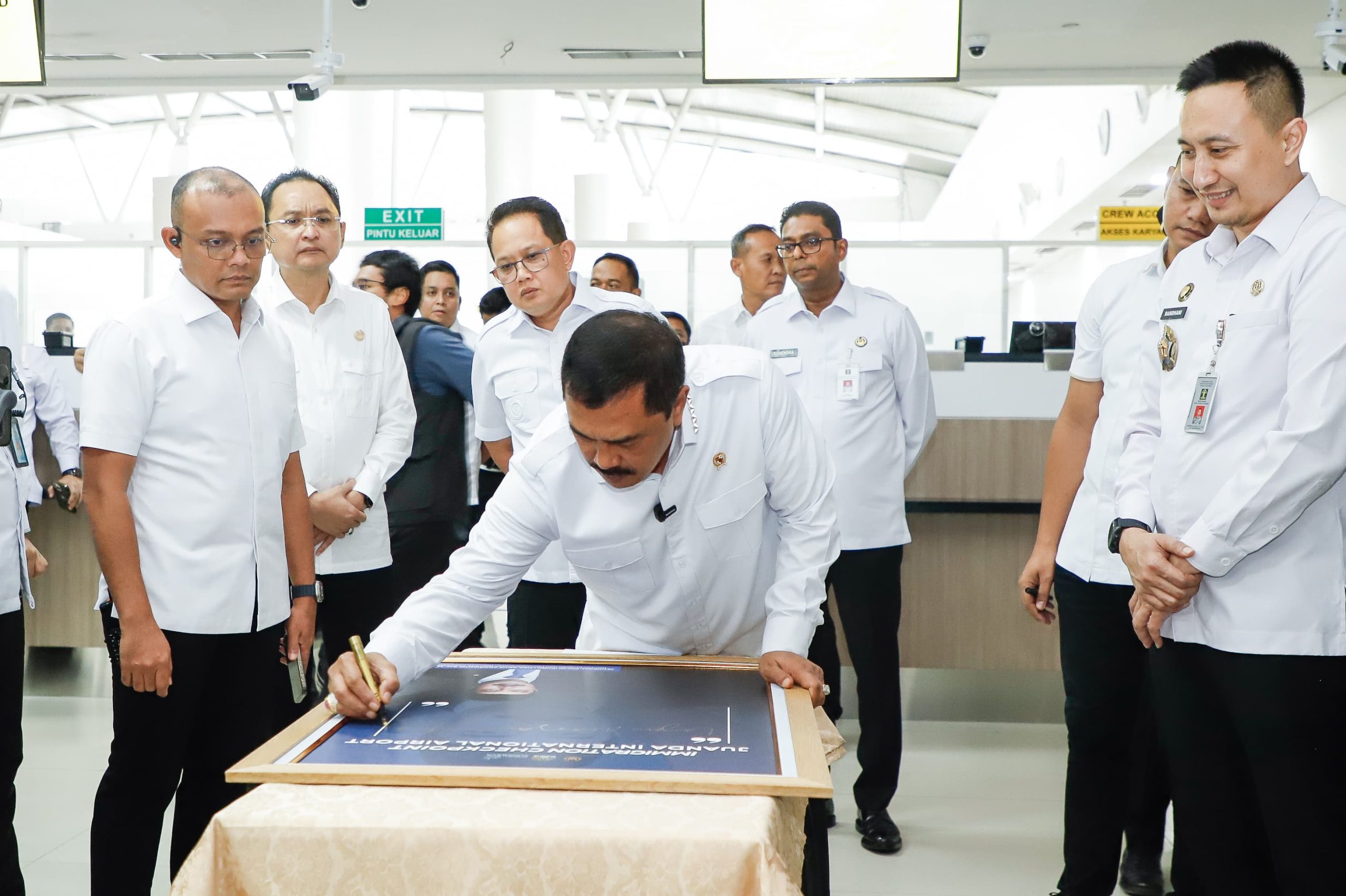 Pj. Gubernur Jatim Bersama Menteri Imigrasi dan Permasyarakatan Tinjau Uji Coba Autogate di T2 Bandara Internasional Juanda