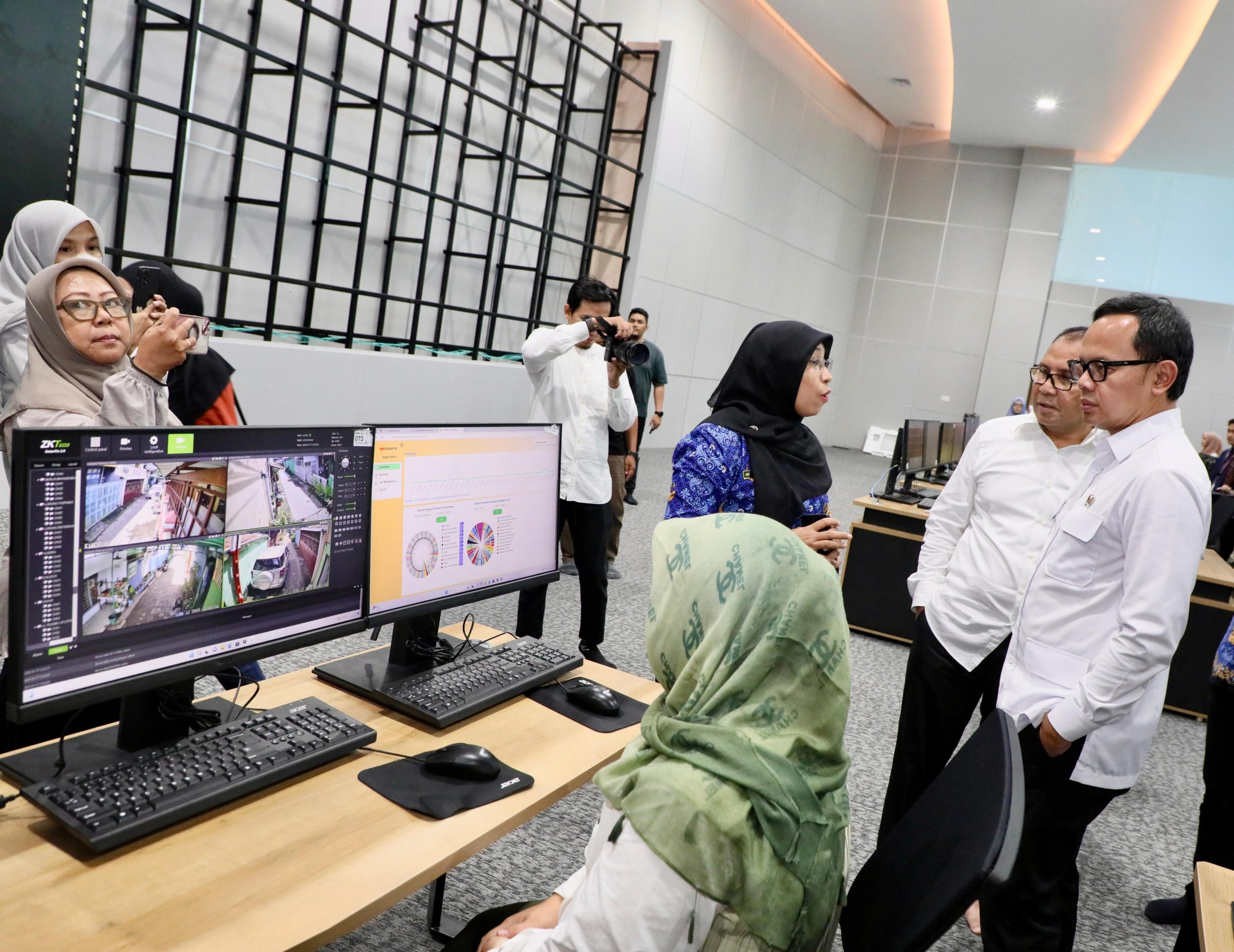 Tinjau Mal Pelayanan Publik Kota Makassar, Wamendagri Bima Apresiasi Integrasi Berbagai Layanan
