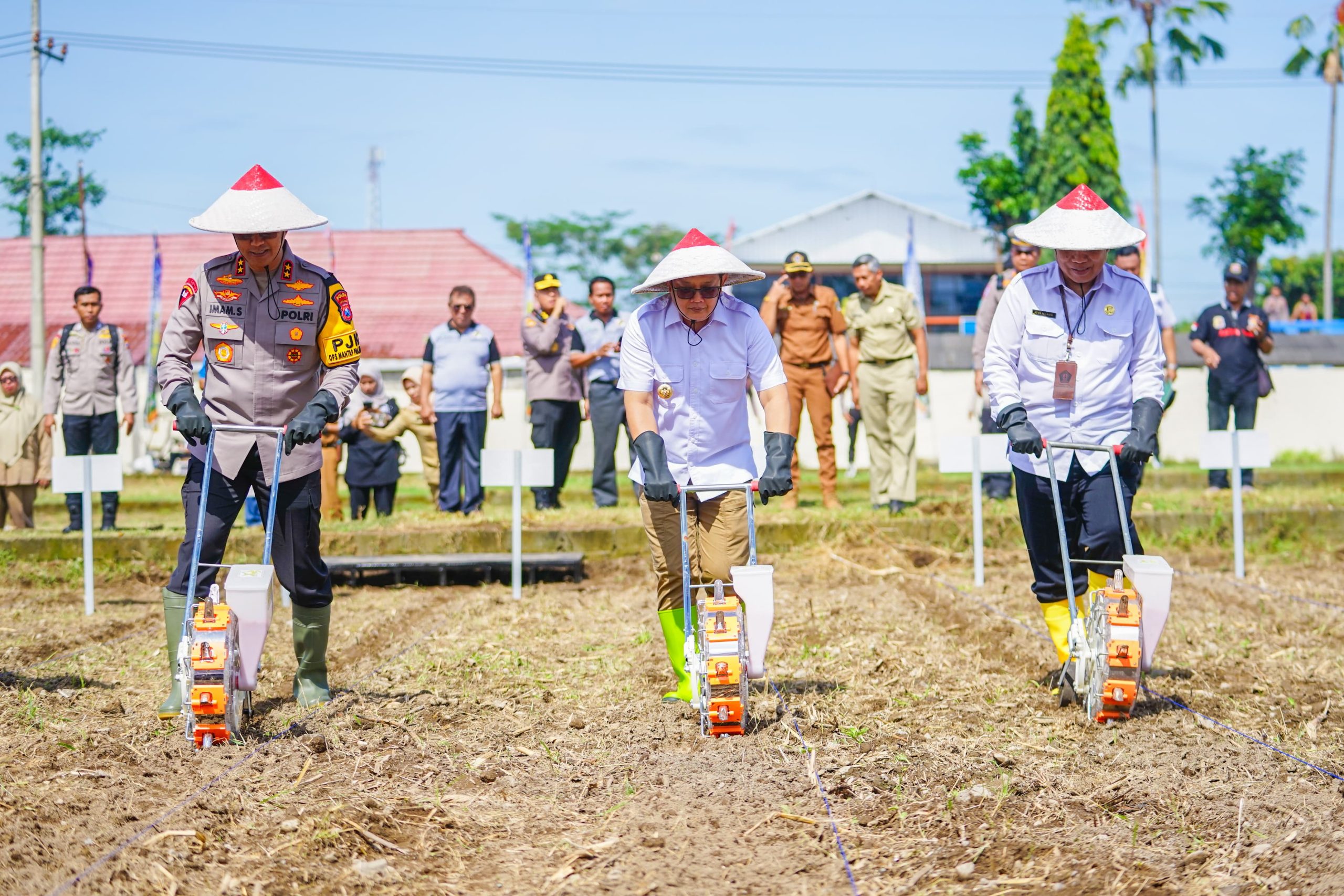 Pj. Gubernur Adhy Bersama Polda Jatim Tanam Jagung Serentak di Kabupaten Blitar, Dukung Terwujudnya Swasembada Pangan Nasional