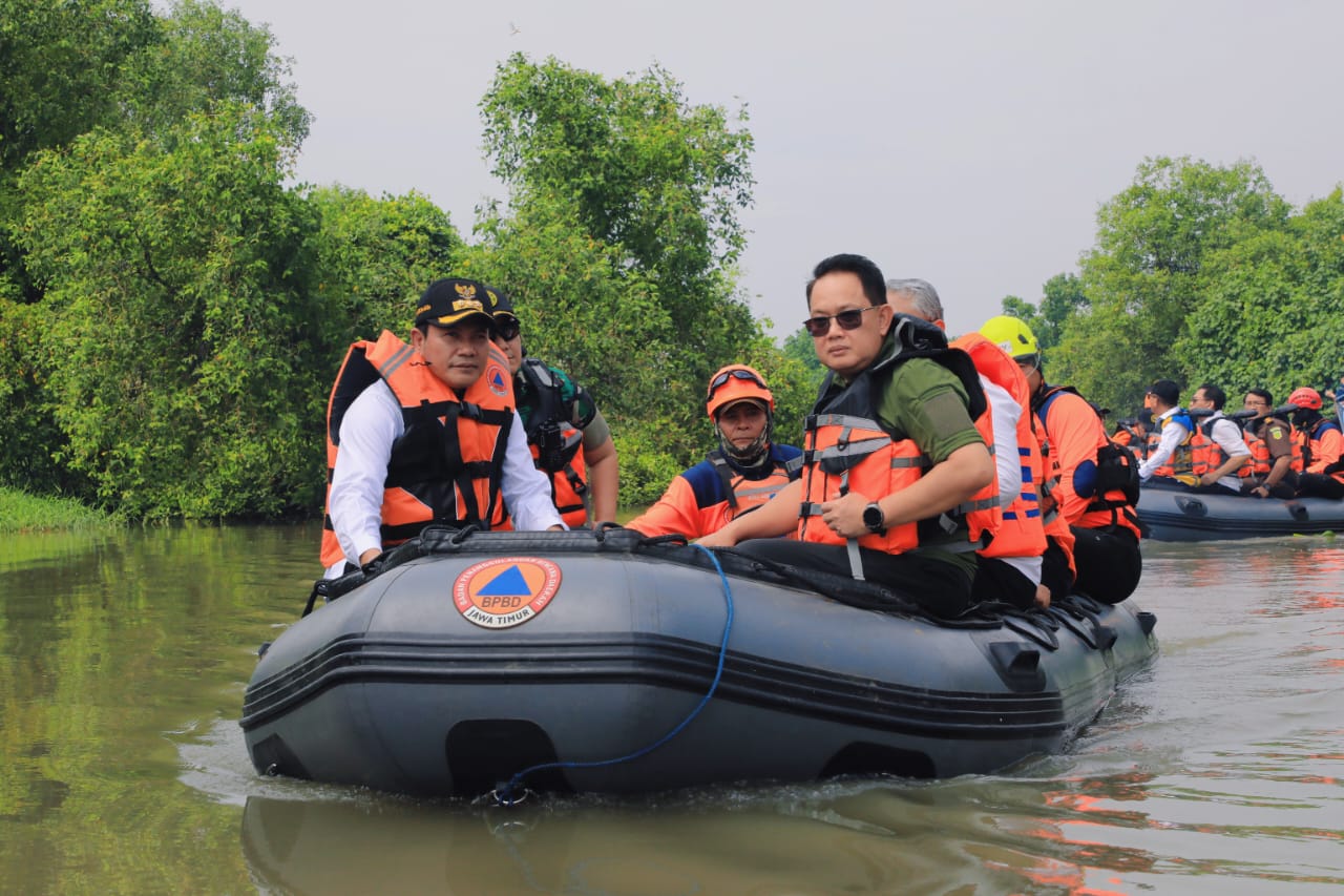 Susur Sungai Kedungpeluk, Pj. Gubernur Adhy Pimpin Pembersihan Eceng Gondok dan Sampah Penyebab Banjir di Candi Sidoarjo