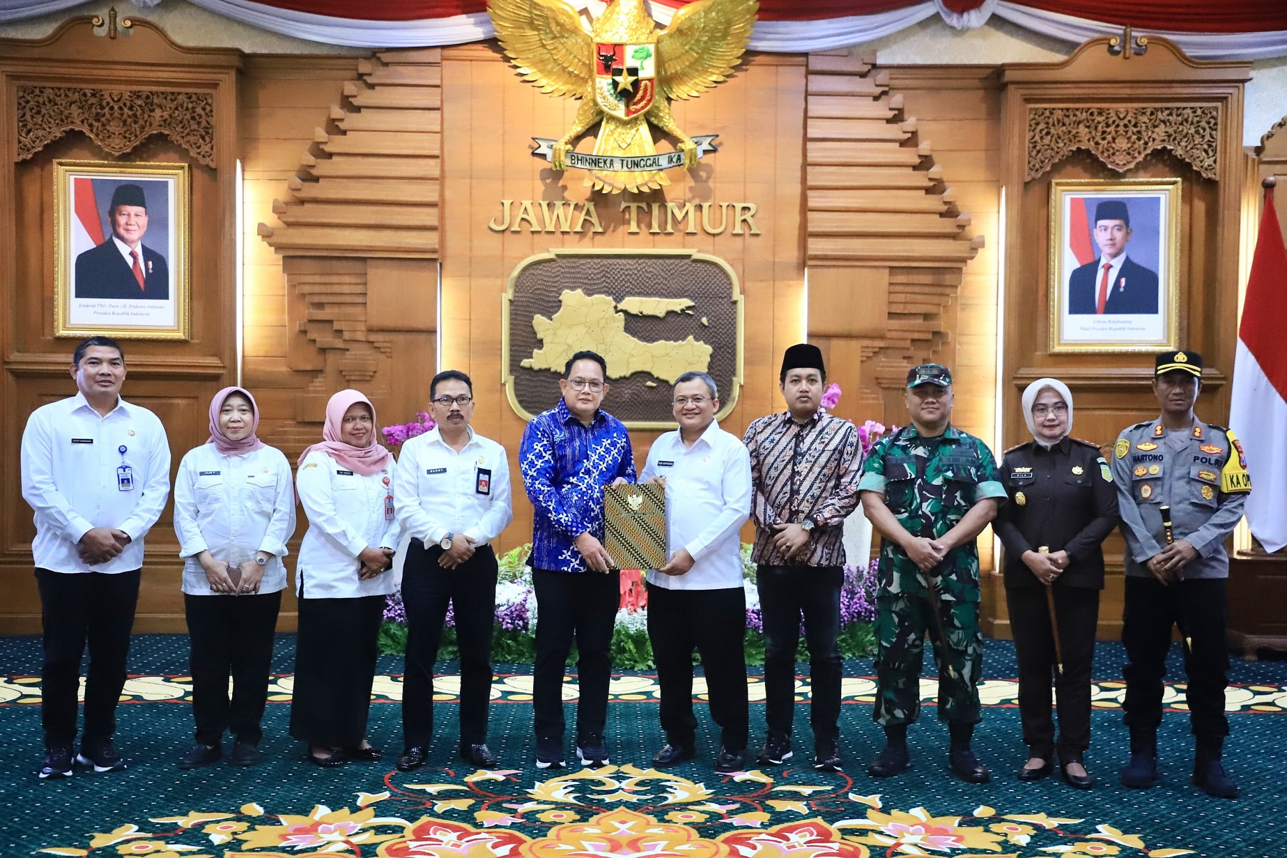 Pj. Gubernur Jatim Serahkan SK Perpanjangan Pj. Bupati Sampang