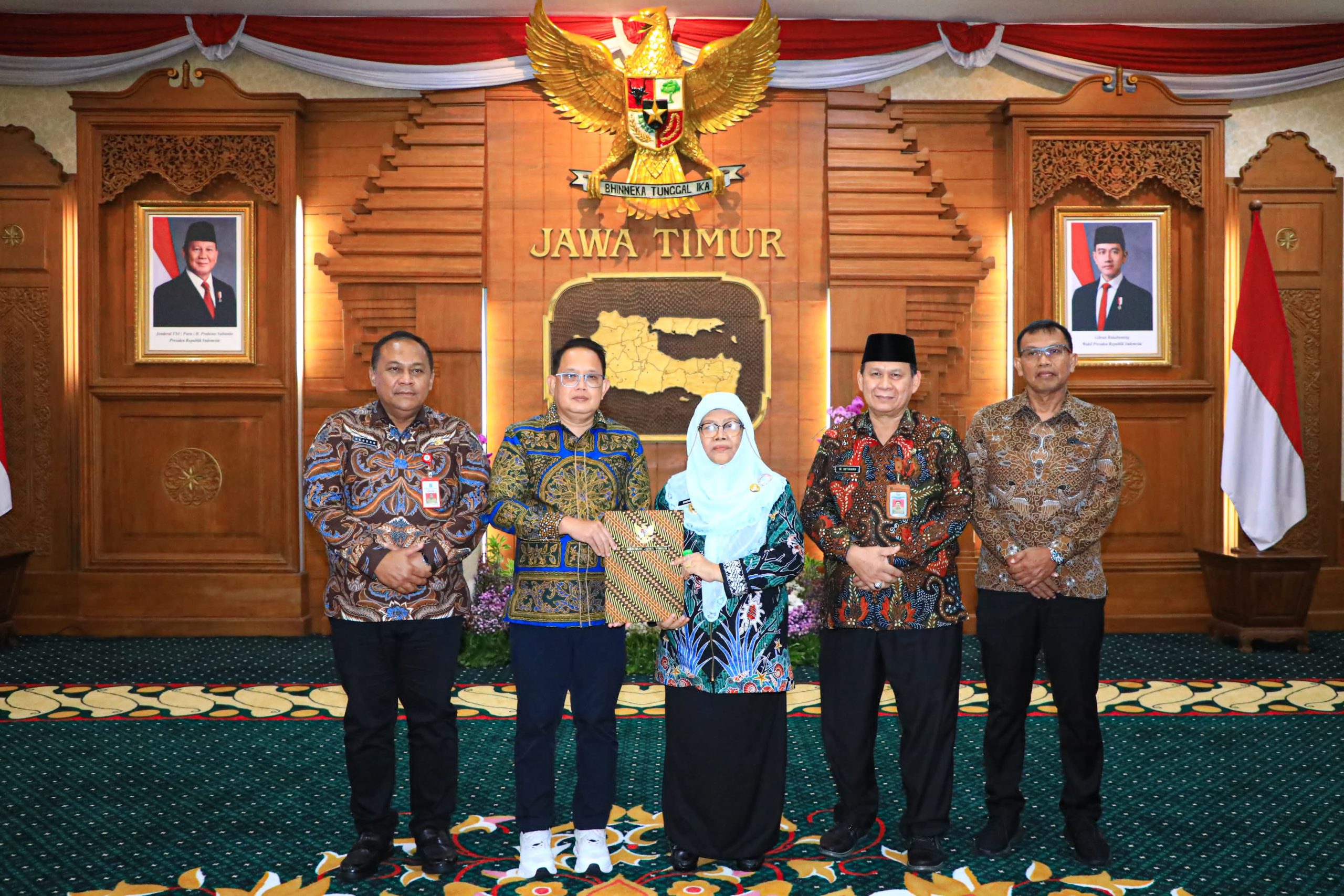 Pj. Gubernur Jatim Serahkan SPT Plt. Bupati Situbondo Kepada Khoirani