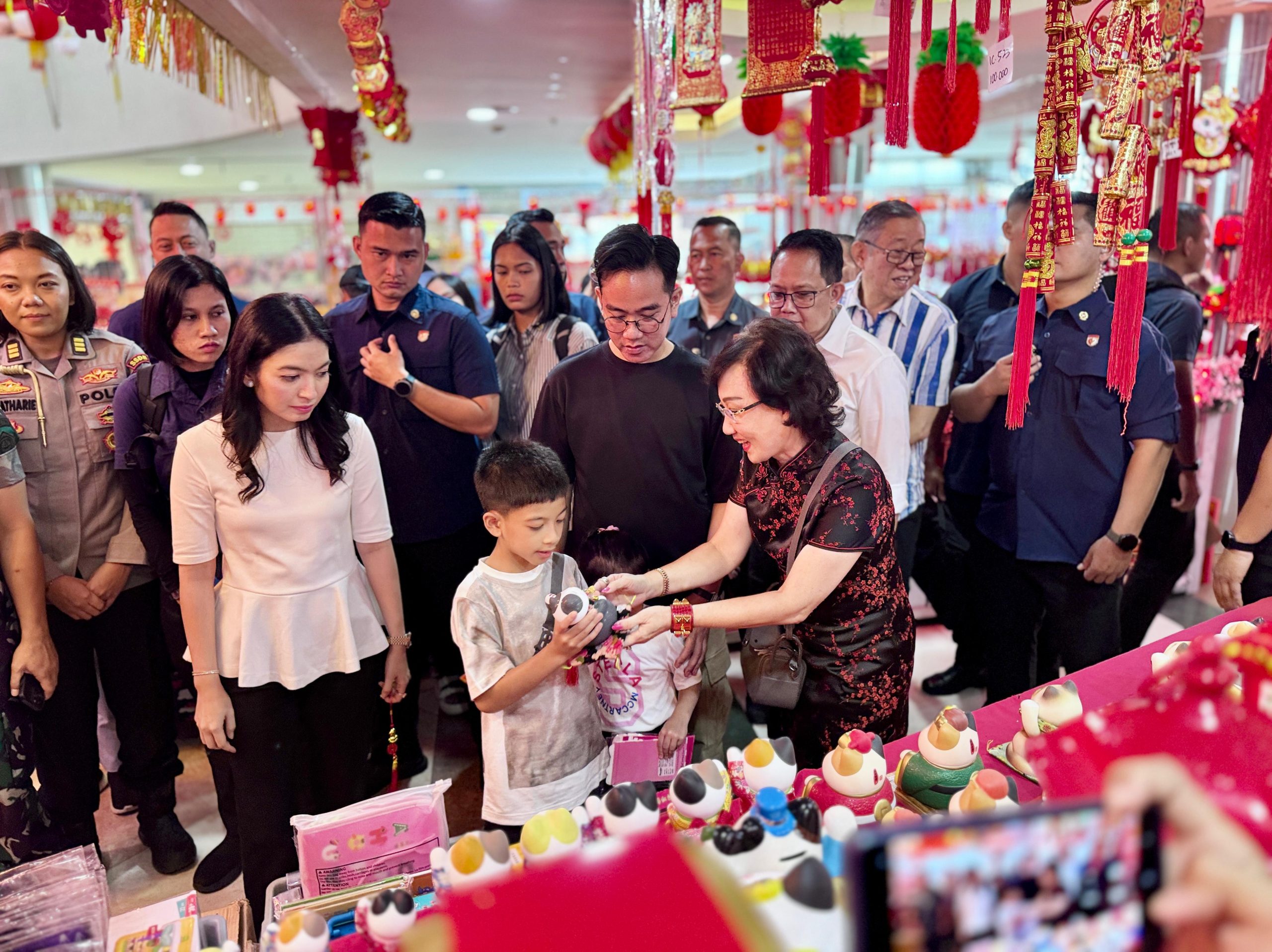 Rasakan Kemeriahan Imlek, Pj. Gubernur Jatim Dampingi Wapres RI Kunjungi Pasar Atom Surabaya