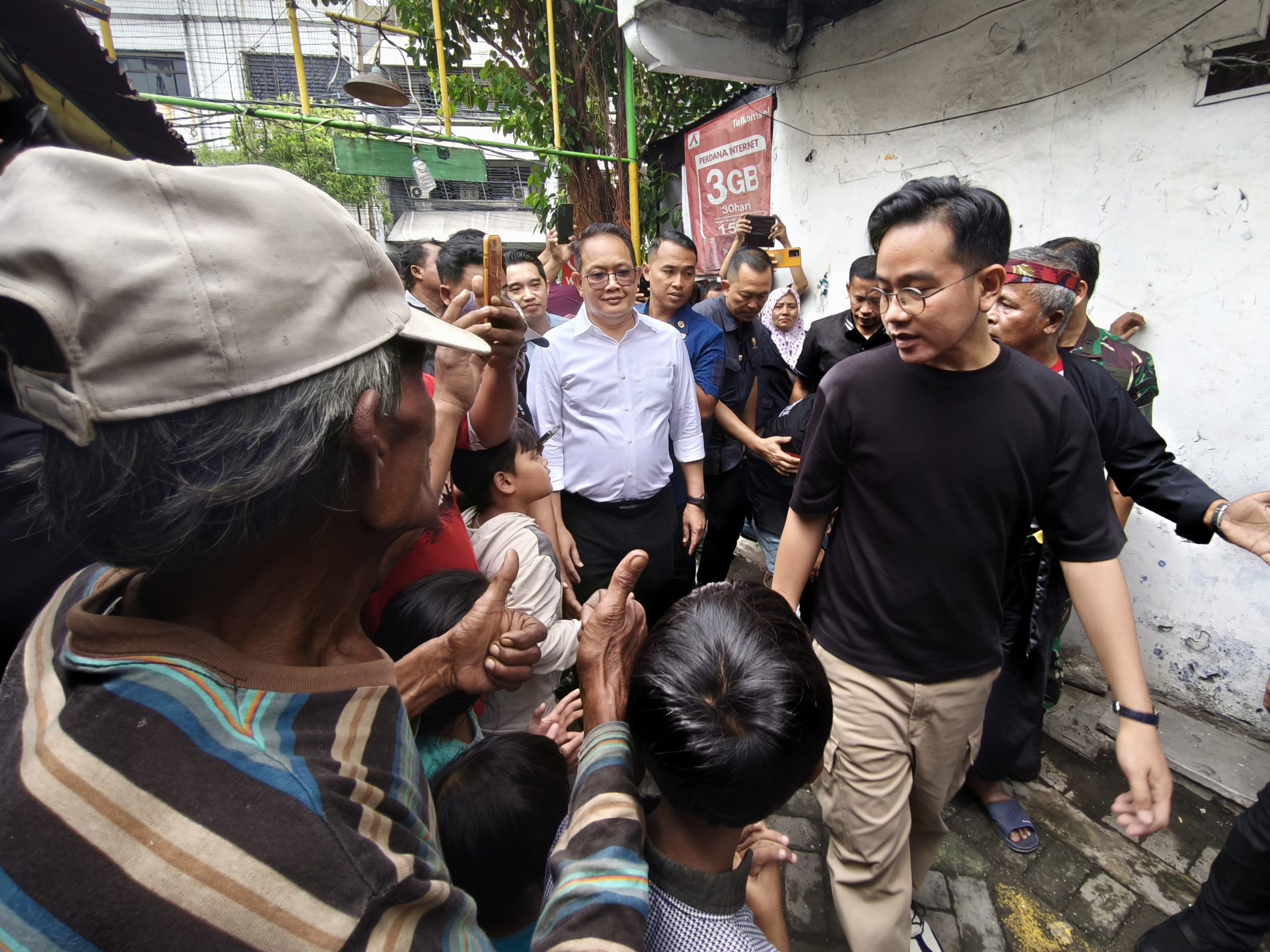 Dampingi Wapres Gibran Berbagi Buku dan Susu di Kapasan, Pj. Gubernur Adhy Pastikan Asta Cita di Jatim Berjalan Lancar
