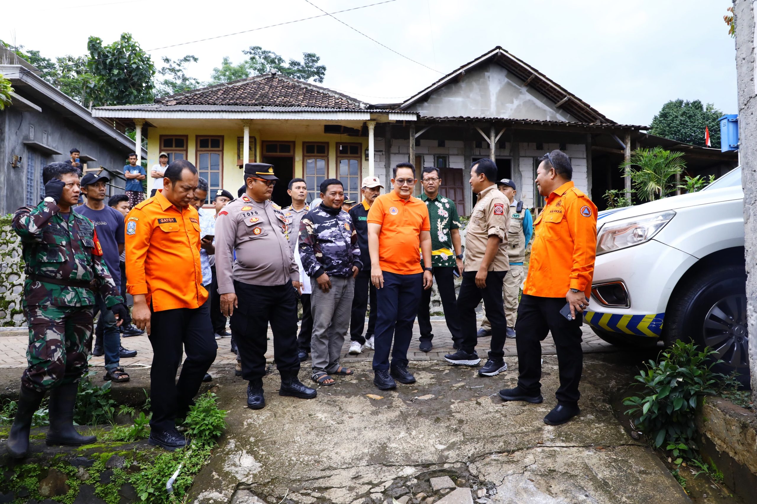 Tinjau Bencana Tanah Bergerak Purwodadi, Pj. Gubernur Adhy Pastikan Kebutuhan Pengungsi Terpenuhi dan Gandeng Ahli Selidiki Penyebab