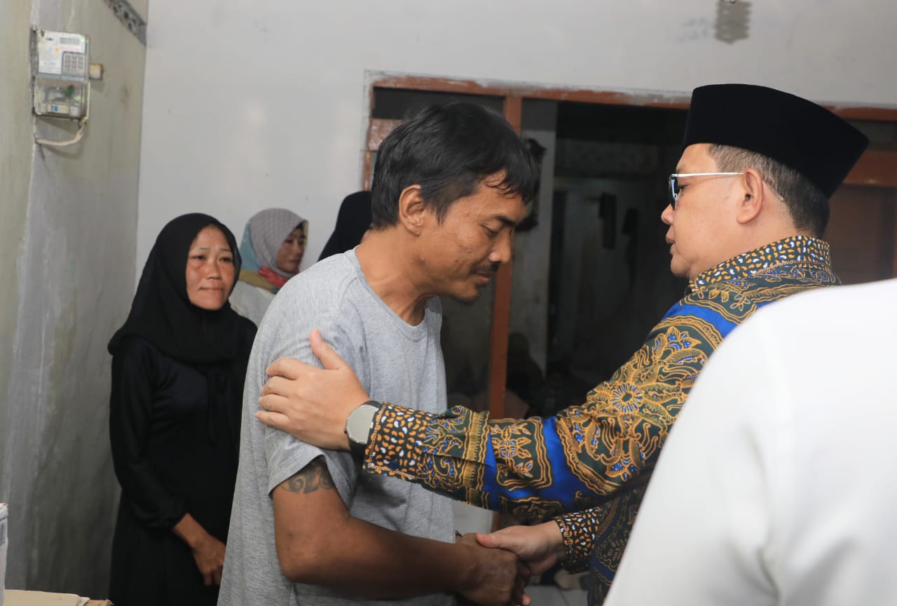 Takziah ke Rumah Duka Empat Siswa SMPN 7 Kota Mojokerto, Pj. Gubernur Adhy Sampaikan Duka Cita dan Santunan