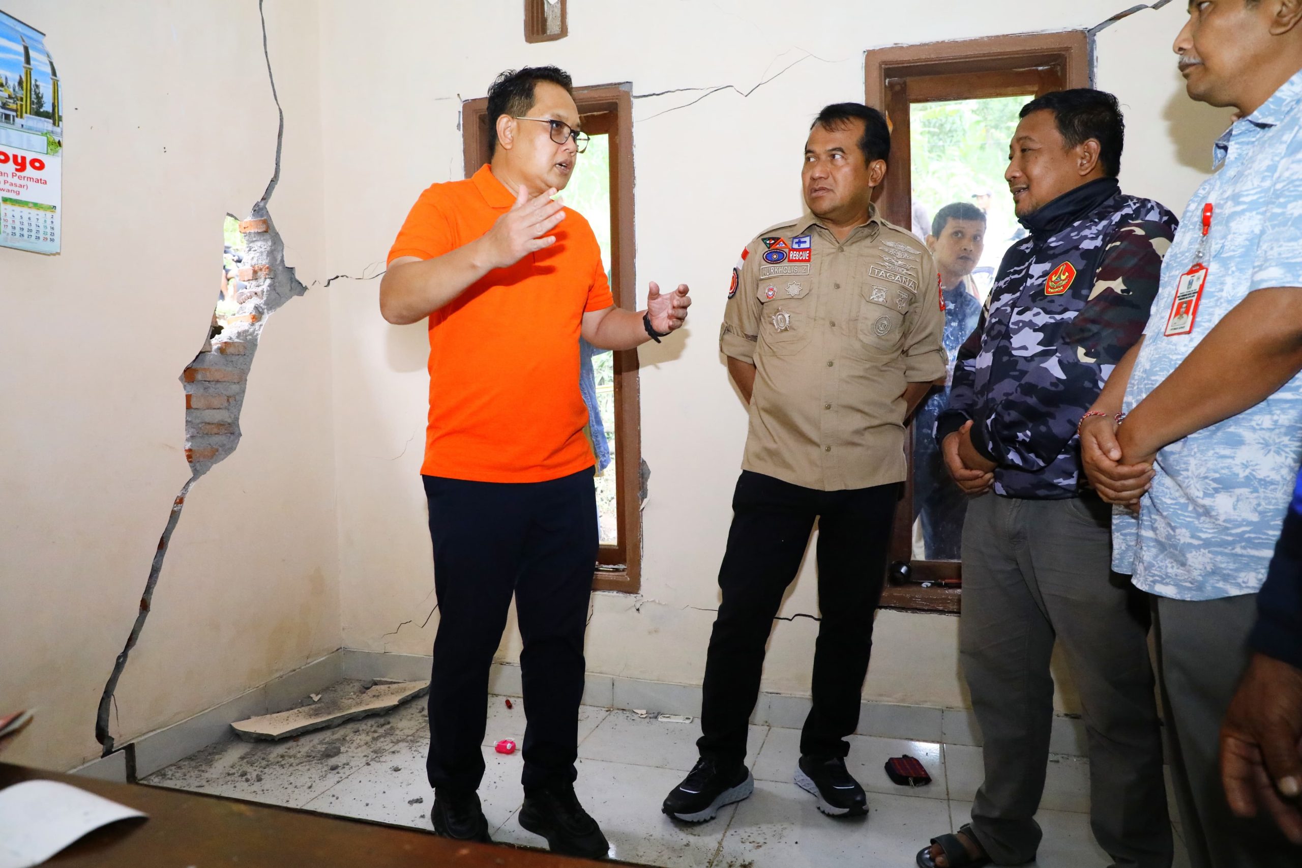 Tinjau Bencana Tanah Bergerak Purwodadi, Pj. Gubernur Adhy Pastikan Kebutuhan Pengungsi Terpenuhi dan Gandeng Ahli Selidiki Penyebab
