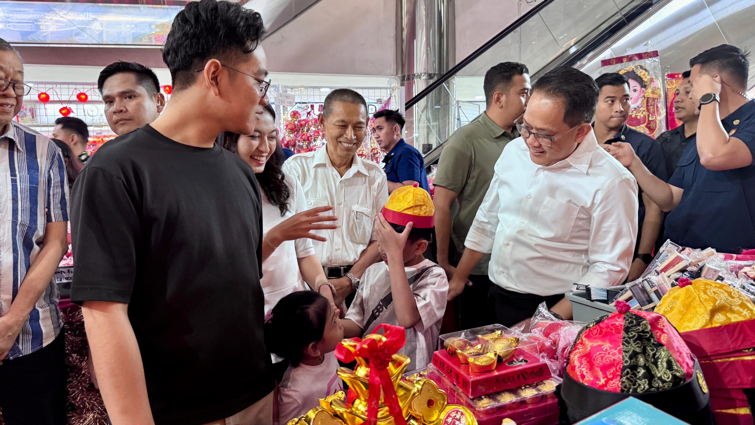 Rasakan Kemeriahan Imlek, Pj. Gubernur Jatim Dampingi Wapres RI Kunjungi Pasar Atom Surabaya