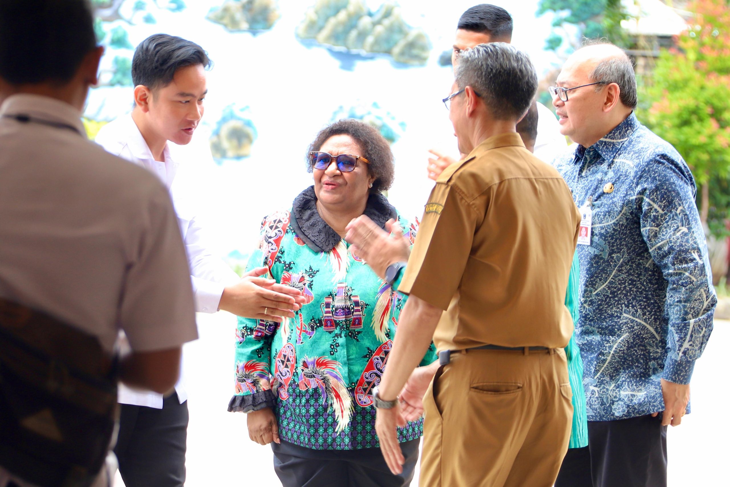 Wamendagri Ribka Haluk Dampingi Wapres Gibran Tinjau Program Makan Bergizi Gratis di Surabaya