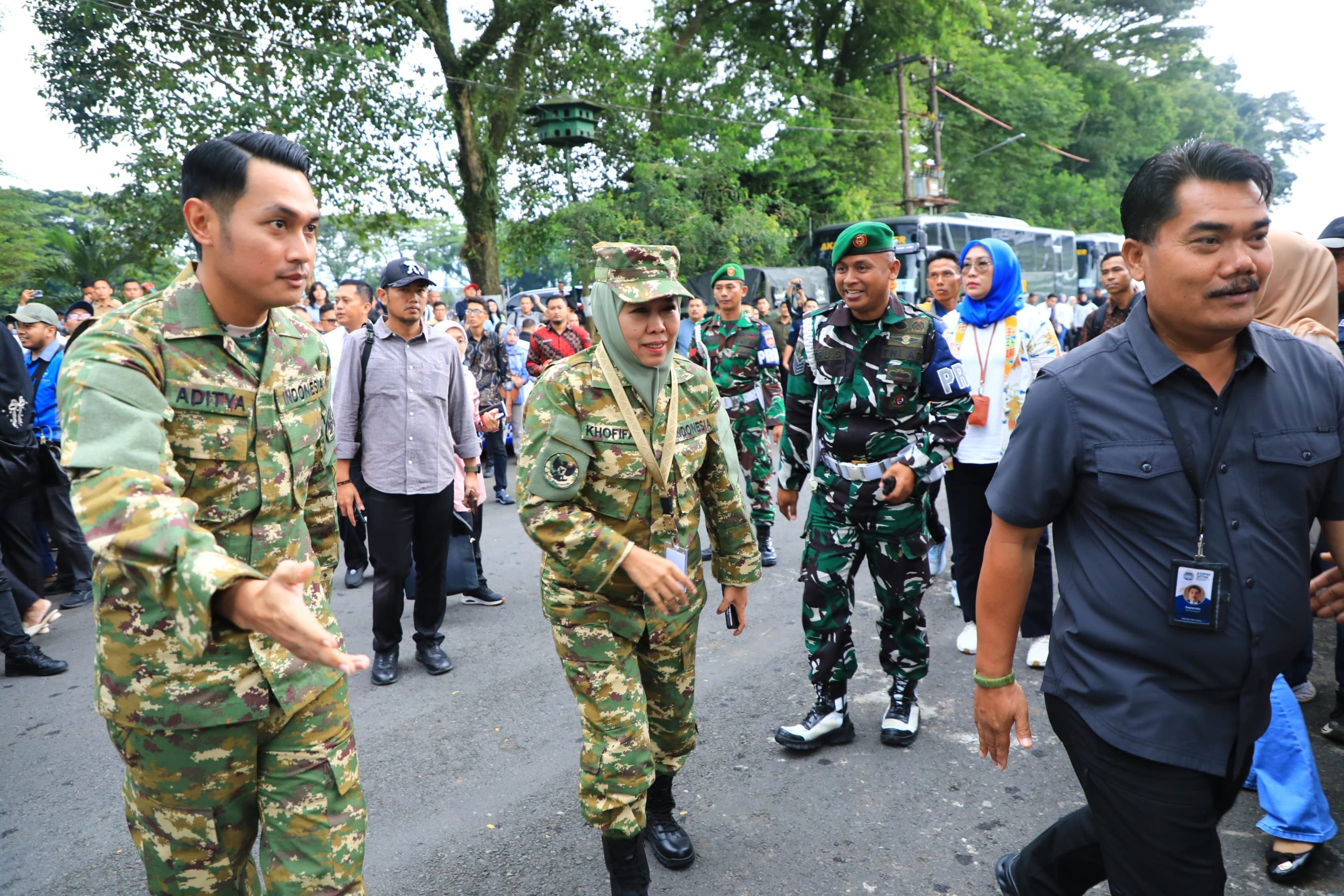 Berbaju Komcad Lengkap dan Sepatu PDL, Khofifah Siap Ikuti Rangkaian Retreat Kepala Daerah di Akmil Magelang