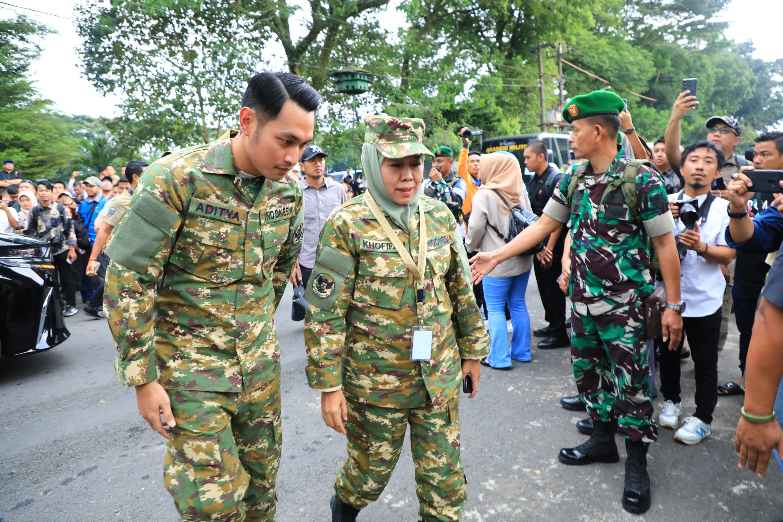 Berbaju Komcad Lengkap dan Sepatu PDL, Khofifah Siap Ikuti Rangkaian Retreat Kepala Daerah di Akmil Magelang