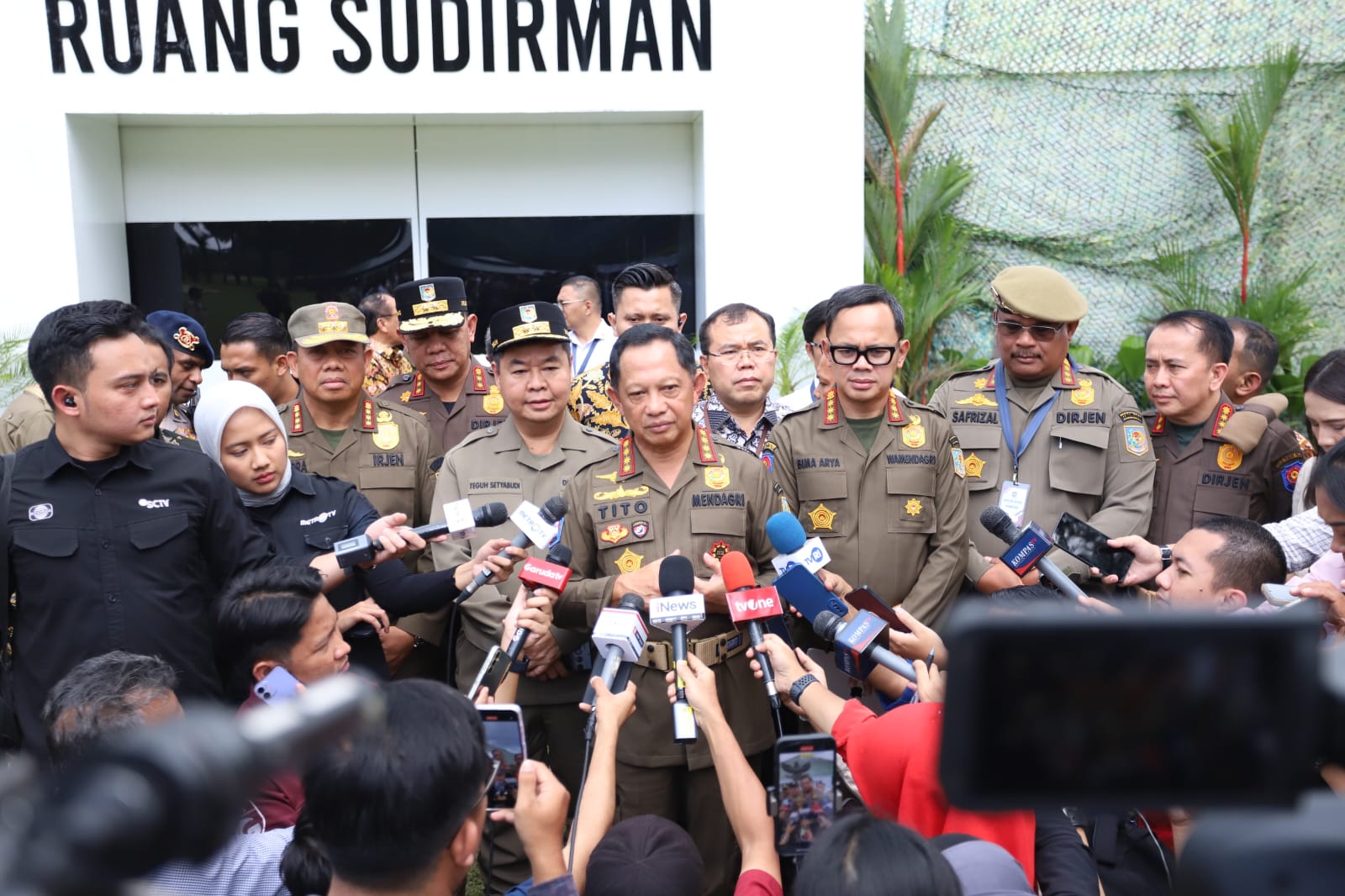 Berlangsung Meriah, Mendagri Resmi Buka Retret Pembekalan Kepala Daerah 2025 di Lembah Tidar Akmil Magelang