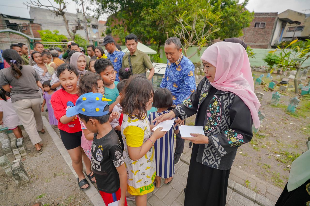 Jelang Pelantikan, Khofifah Ziarah ke Makam Suami dan Orang Tua Serta Berbagi Ratusan Paket Sembako Bagi Warga Tak Mampu