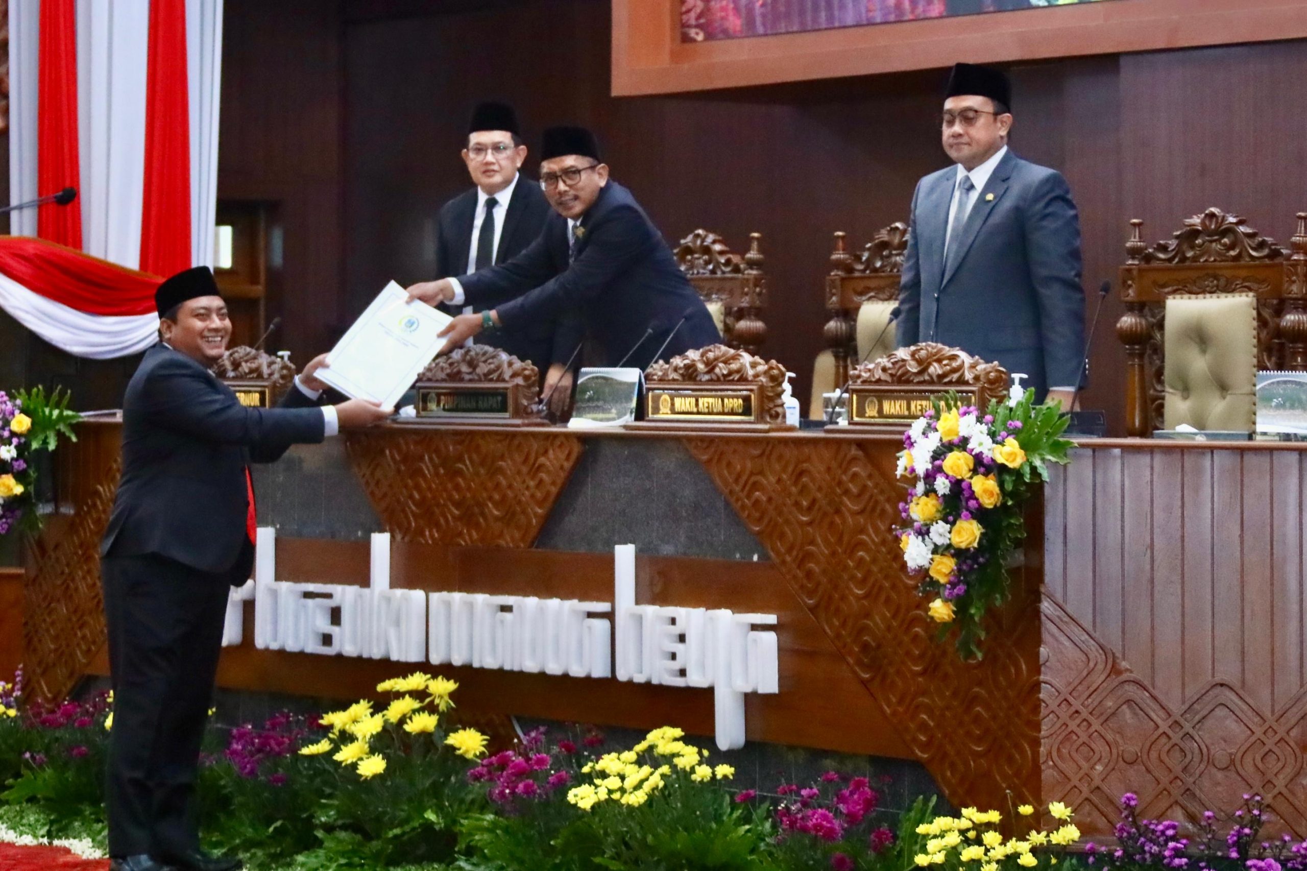 Di Sidang Paripurna DPRD Jatim, Pj. Gubernur Adhy Beberkan Strategi Tarik PAD dari JGU dan Jamkrida Usai Berubah Jadi Perseroda