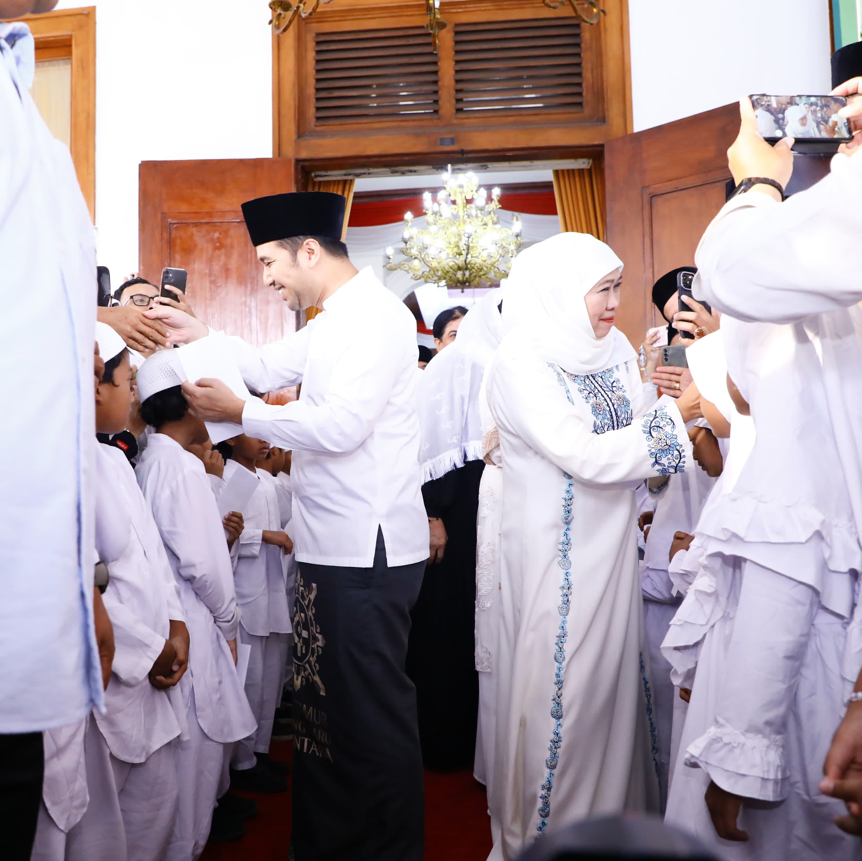 Ribuan Masyarakat Ikuti Tasyakuran dan Doa Bersama di Grahadi, Gubernur Khofifah Ajak Bersatu  Guyub Rukun Wujudkan Jatim Gerbang Baru Nusantara
