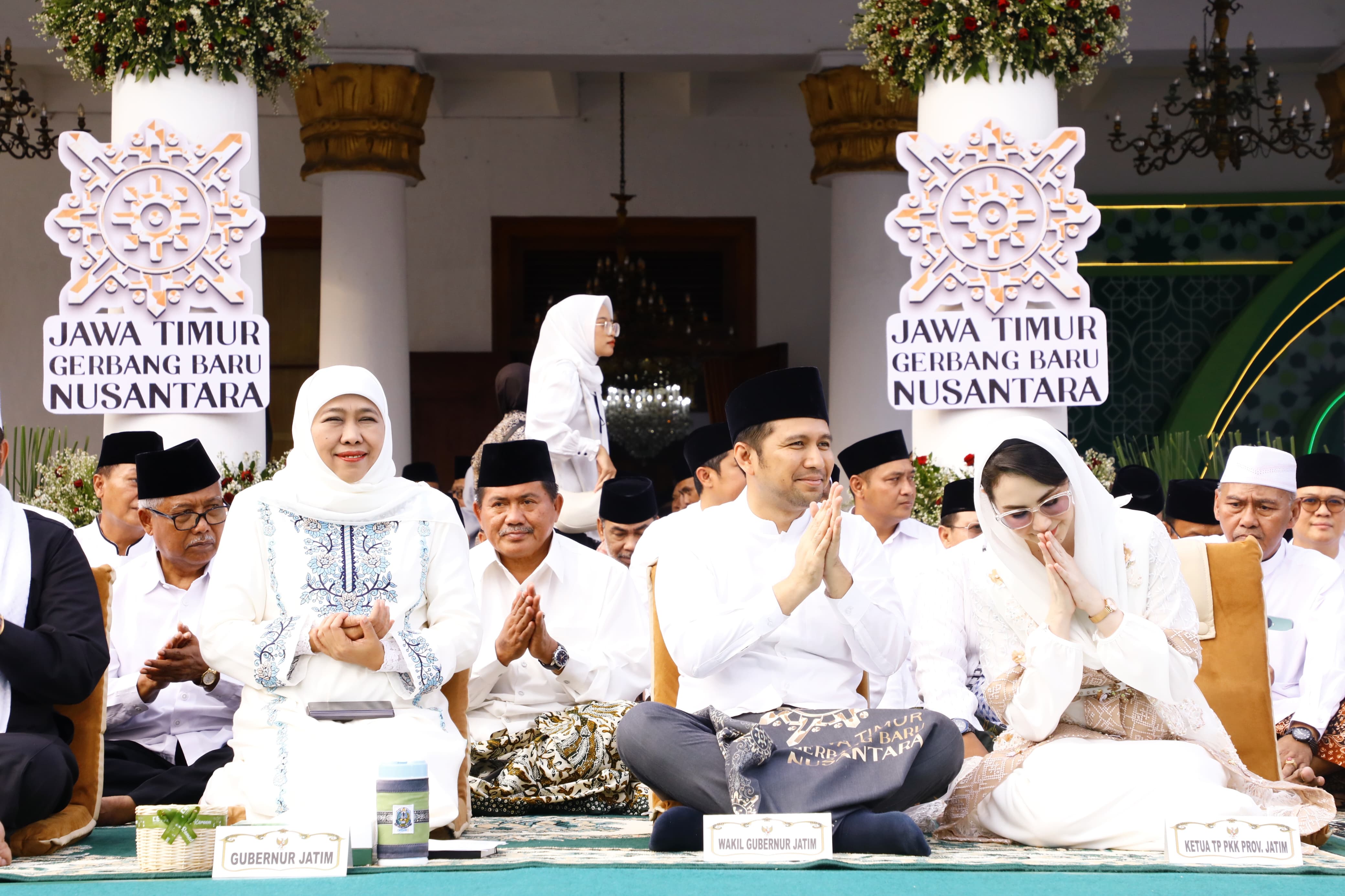 Ribuan Masyarakat Ikuti Tasyakuran dan Doa Bersama di Grahadi, Gubernur Khofifah Ajak Bersatu  Guyub Rukun Wujudkan Jatim Gerbang Baru Nusantara