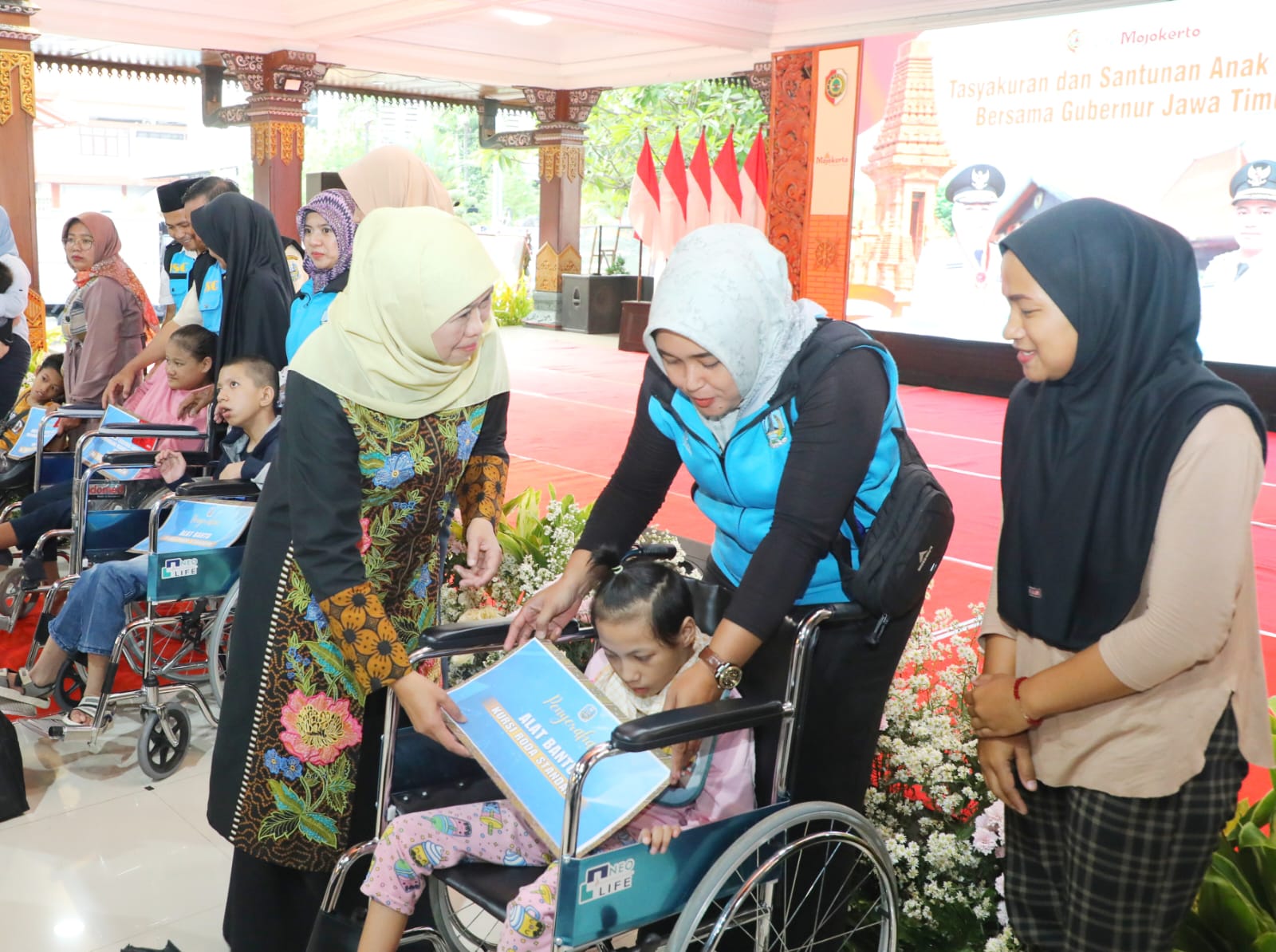 Serahkan Santunan 200 Anak Yatim, Bansos PKH Plus dan ASPD di Mojokerto, Gubernur Khofifah Ajak Masyarakat Perbanyak Berbagi di Bulan Ramadan