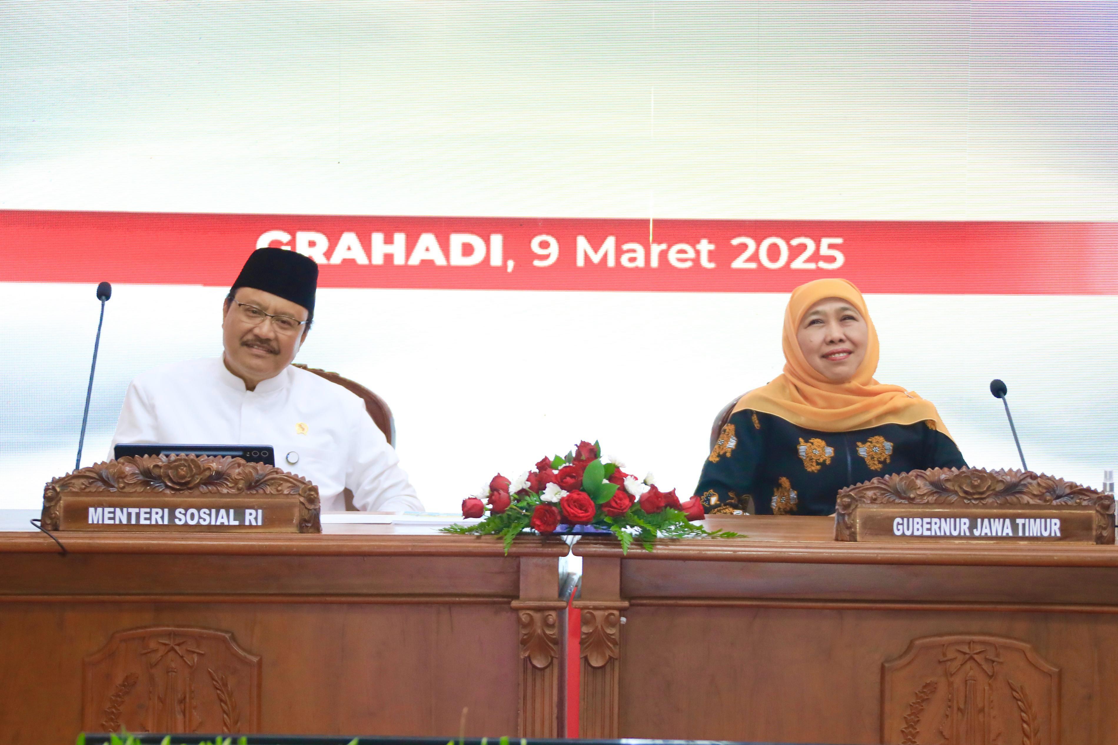 Rakor Penguatan Ekonomi Desa Bersama Mensos RI, Gubernur Khofifah Pastikan Jatim Siap Jalankan Program Sekolah Rakyat dan DTSEN