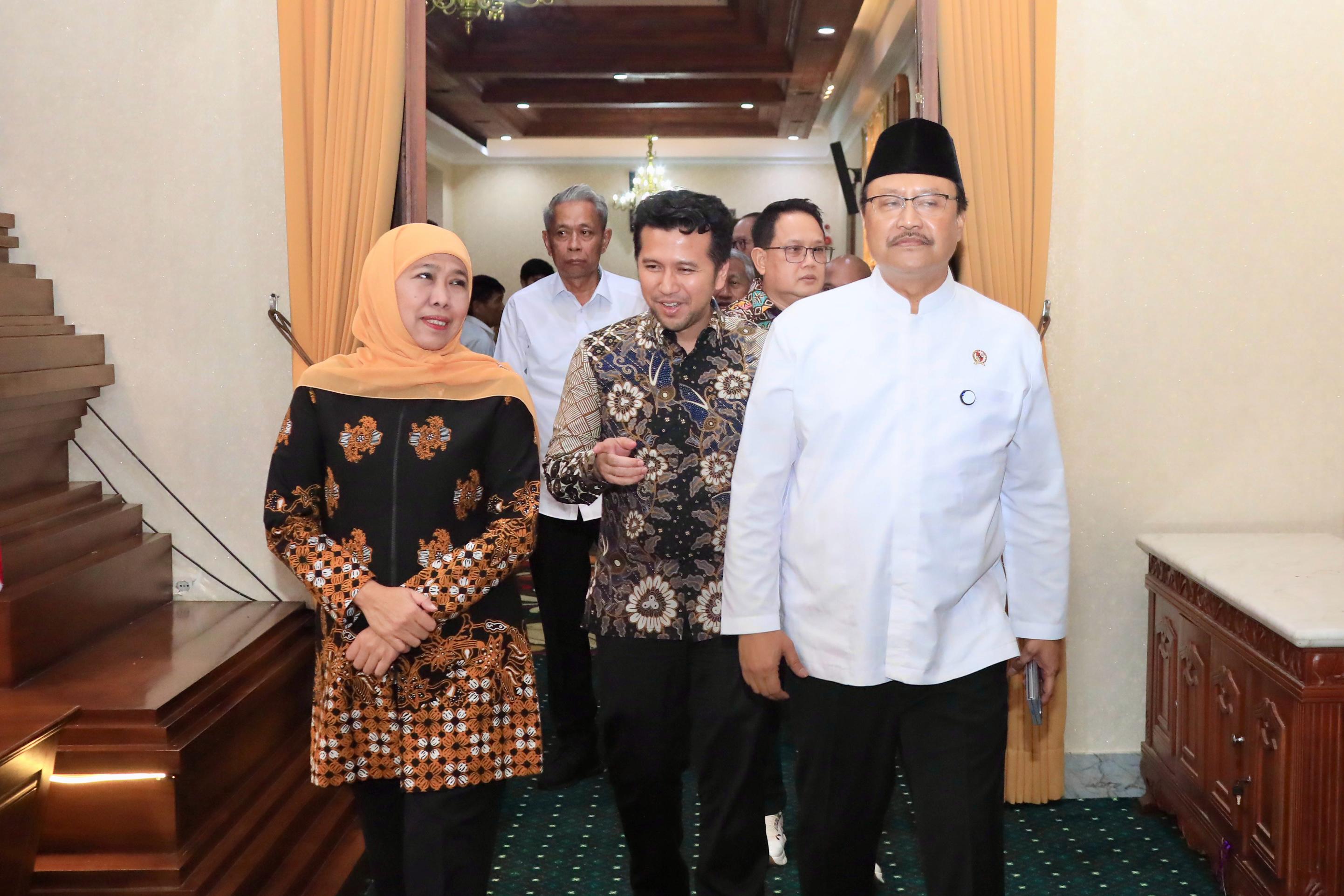 Rakor Penguatan Ekonomi Desa Bersama Mensos RI, Gubernur Khofifah Pastikan Jatim Siap Jalankan Program Sekolah Rakyat dan DTSEN