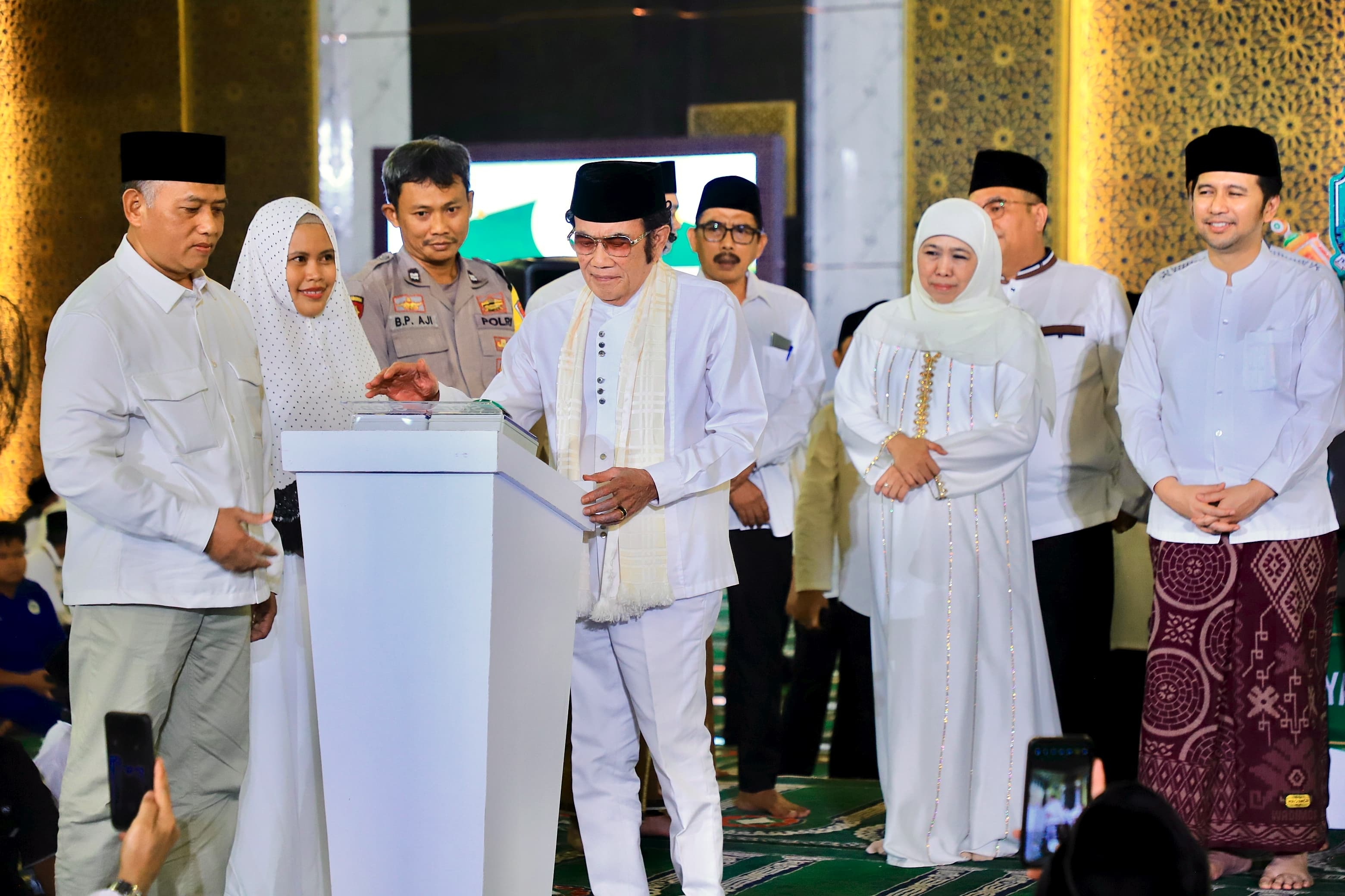 Bersama Ribuan Masyarakat Peringati Nuzulul Qur’an di MAS, Gubernur Khofifah Ajak Renungi Makna Turunnya Al-Qur’an sebagai Pembeda Antara Haq dan Batil