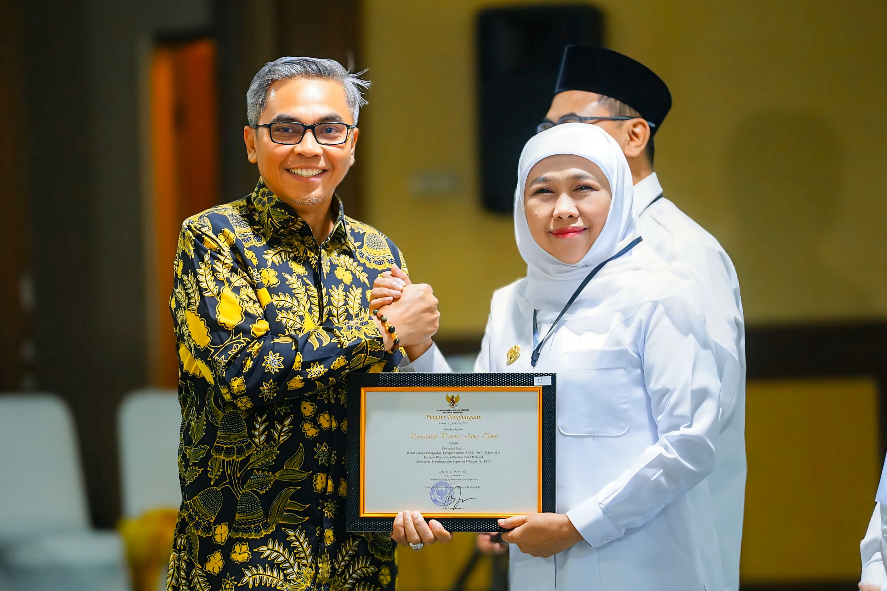 Pemprov Jawa Timur  Menerima Penghargaan dari KPK, Gubernur Khofifah : Komitmen Pencegahan Korupsi Menjadi Nafas Pemprov dan Kabupaten/Kota Se-Jatim