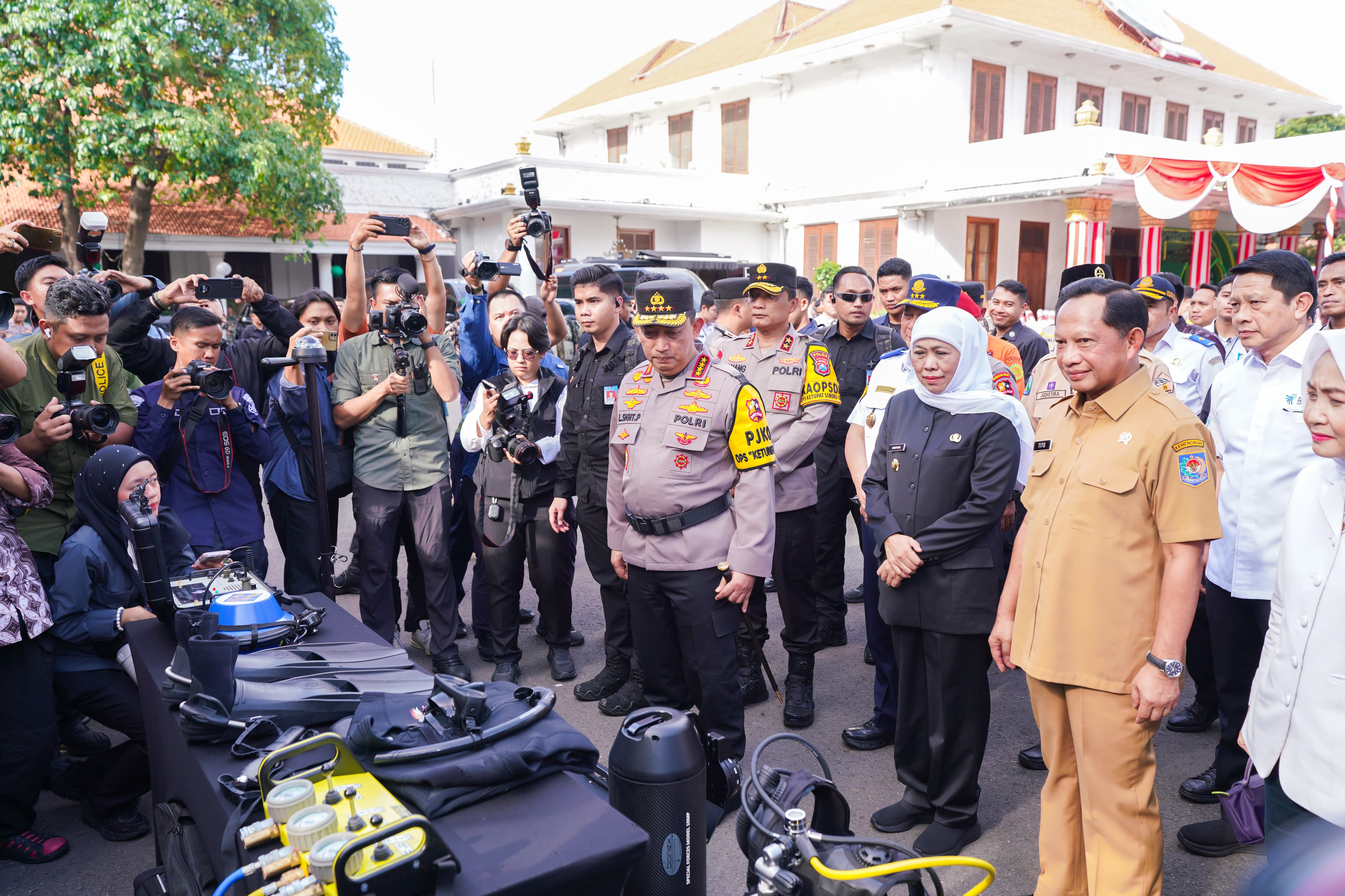 Gubernur Khofifah Ikuti Apel Gelar Pasukan Operasi Ketupat 2025 Yang Dipimpin KAPOLRI, Pastikan Seluruh Instansi di Jatim Siap Wujudkan Lebaran Aman, Lancar dan Nyaman