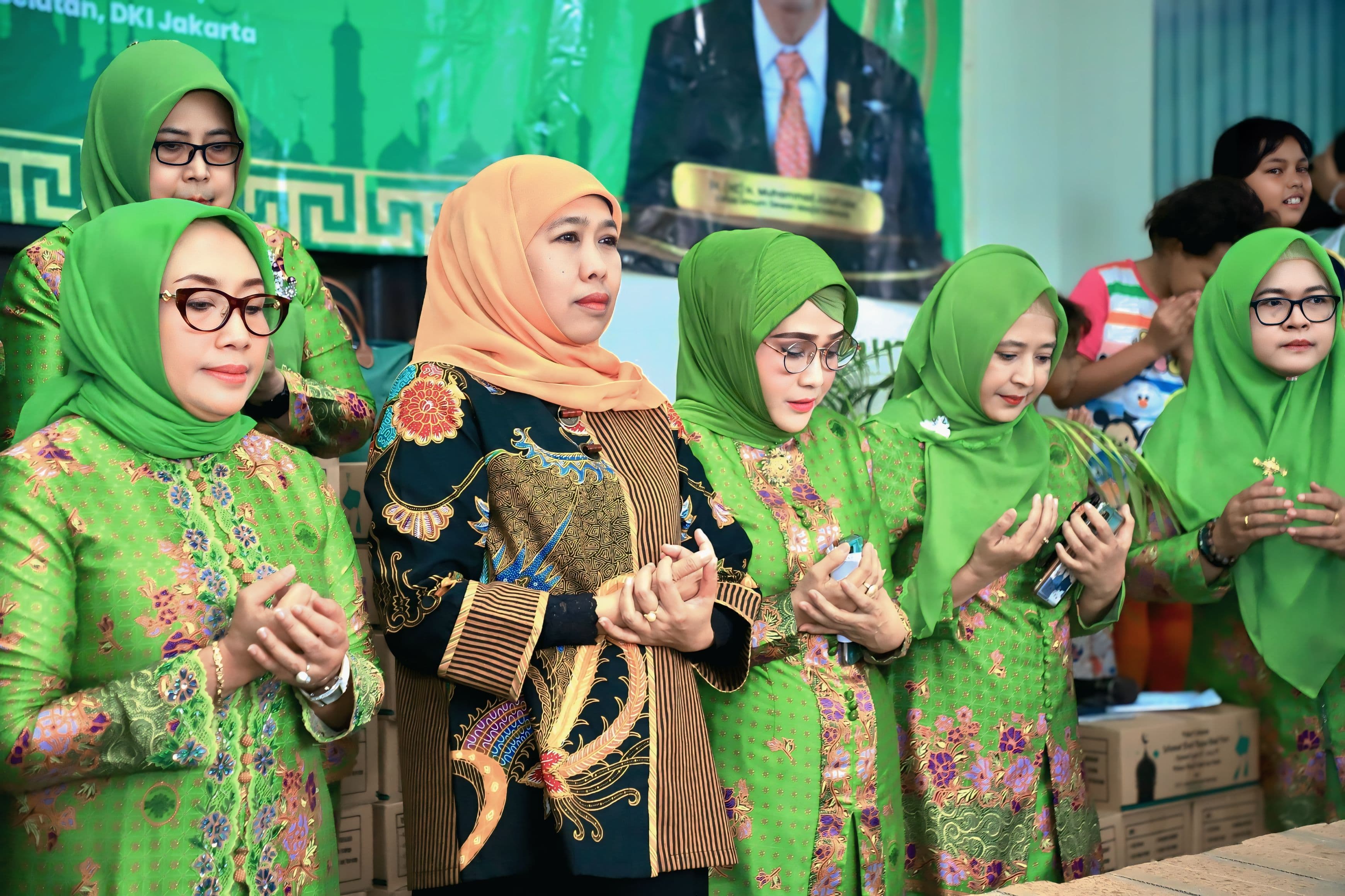 Gubernur Khofifah Bersama Jajaran PP Muslimat NU Distribusikan 1.000 Paket Lebaran dari Keluarga Jusuf Kalla untuk Masyarakat