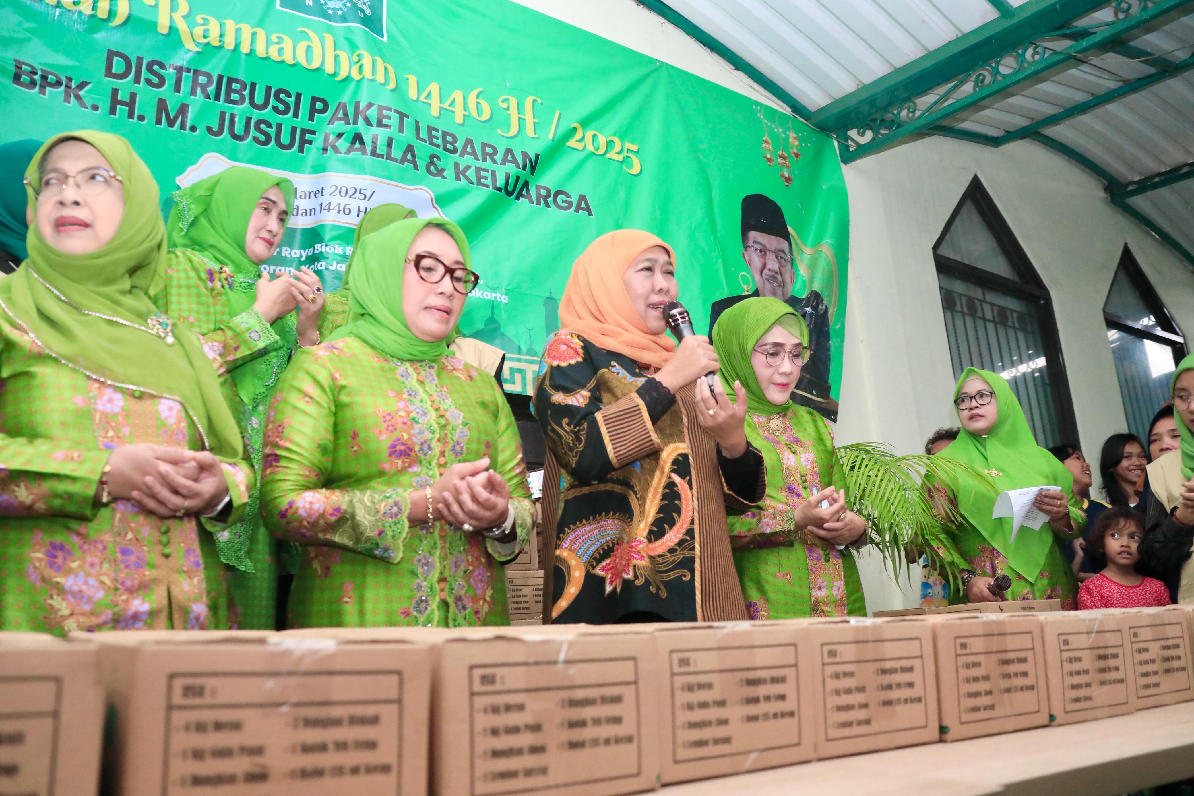 Gubernur Khofifah Bersama Jajaran PP Muslimat NU Distribusikan 1.000 Paket Lebaran dari Keluarga Jusuf Kalla untuk Masyarakat