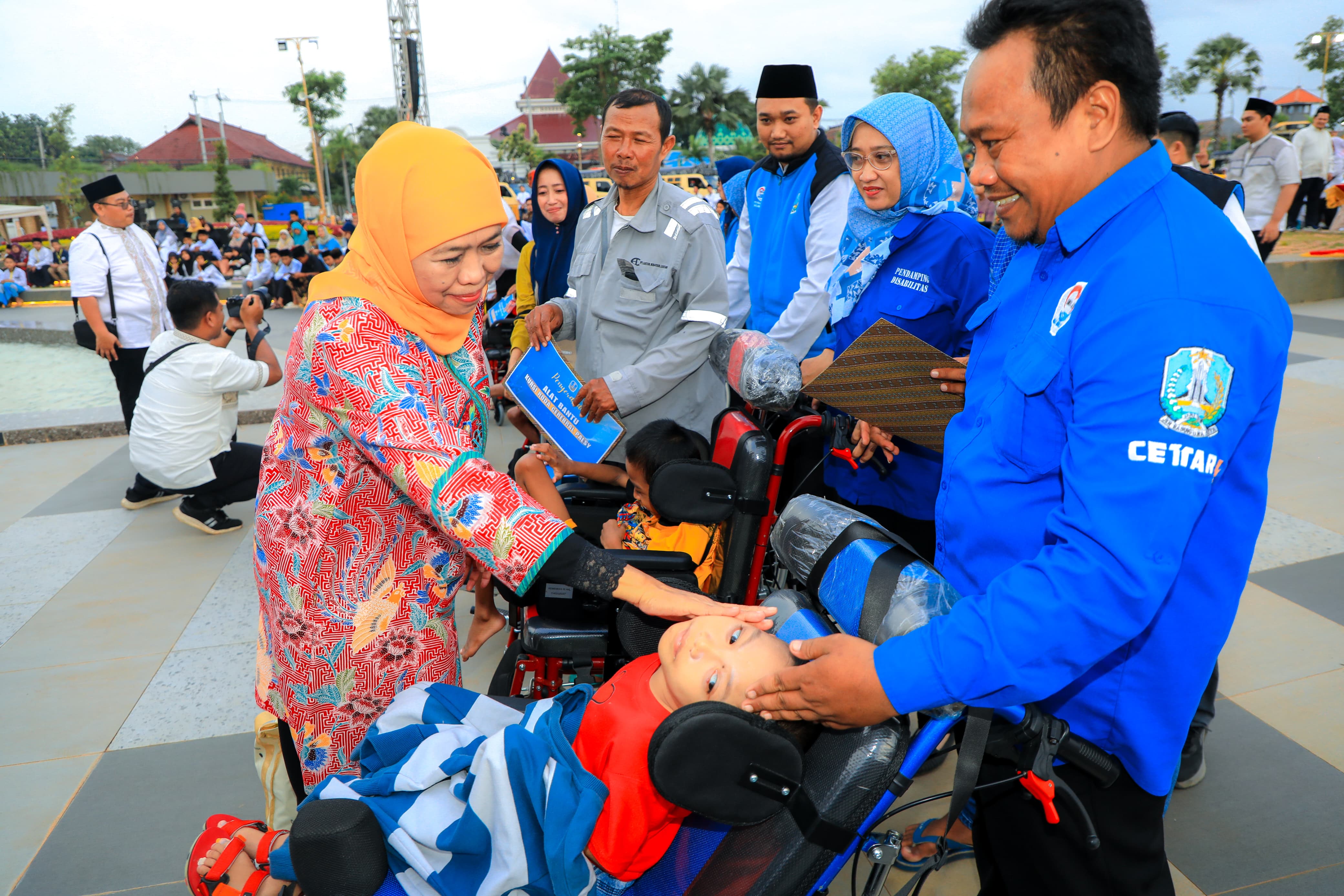 Gubernur Khofifah Bersama Bupati Tuban Halindra  Kompak Bagikan Santunan 2.000 Anak Yatim