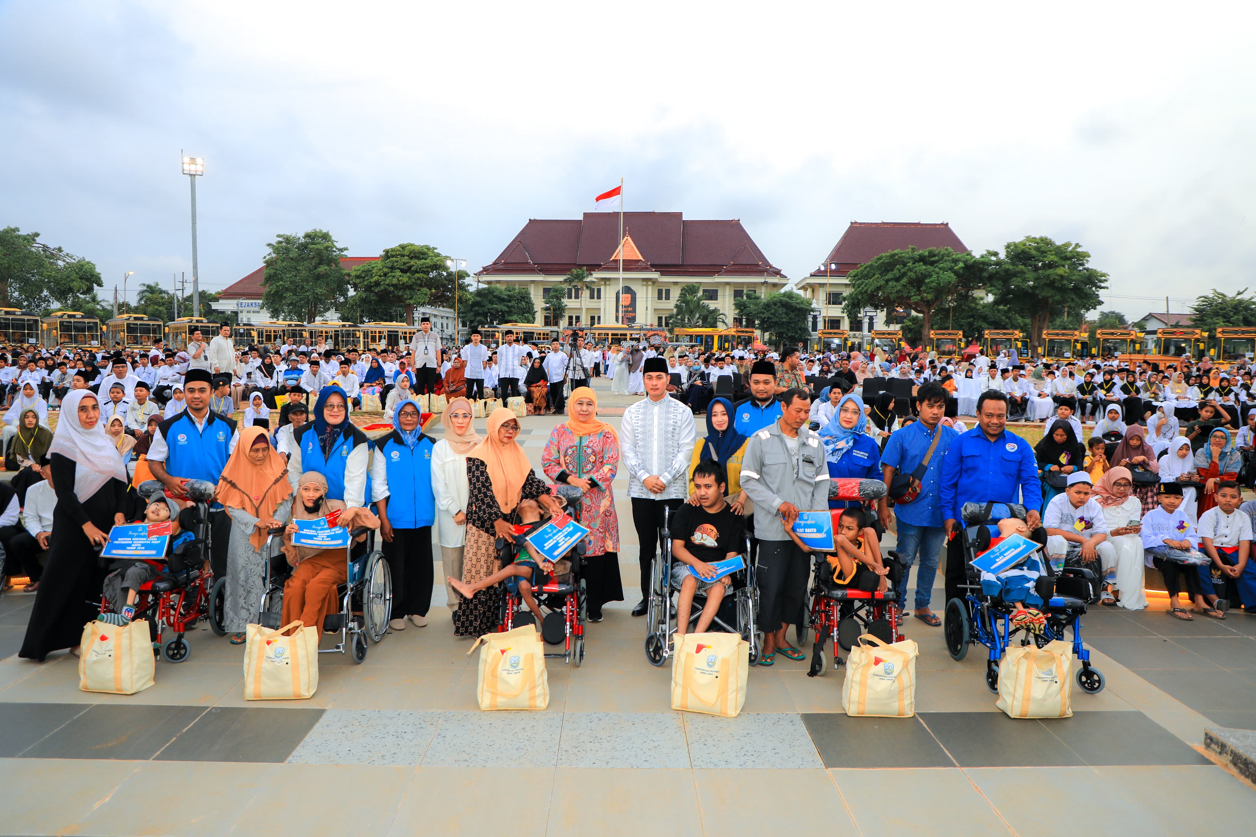 Gubernur Khofifah Bersama Bupati Tuban Halindra  Kompak Bagikan Santunan 2.000 Anak Yatim