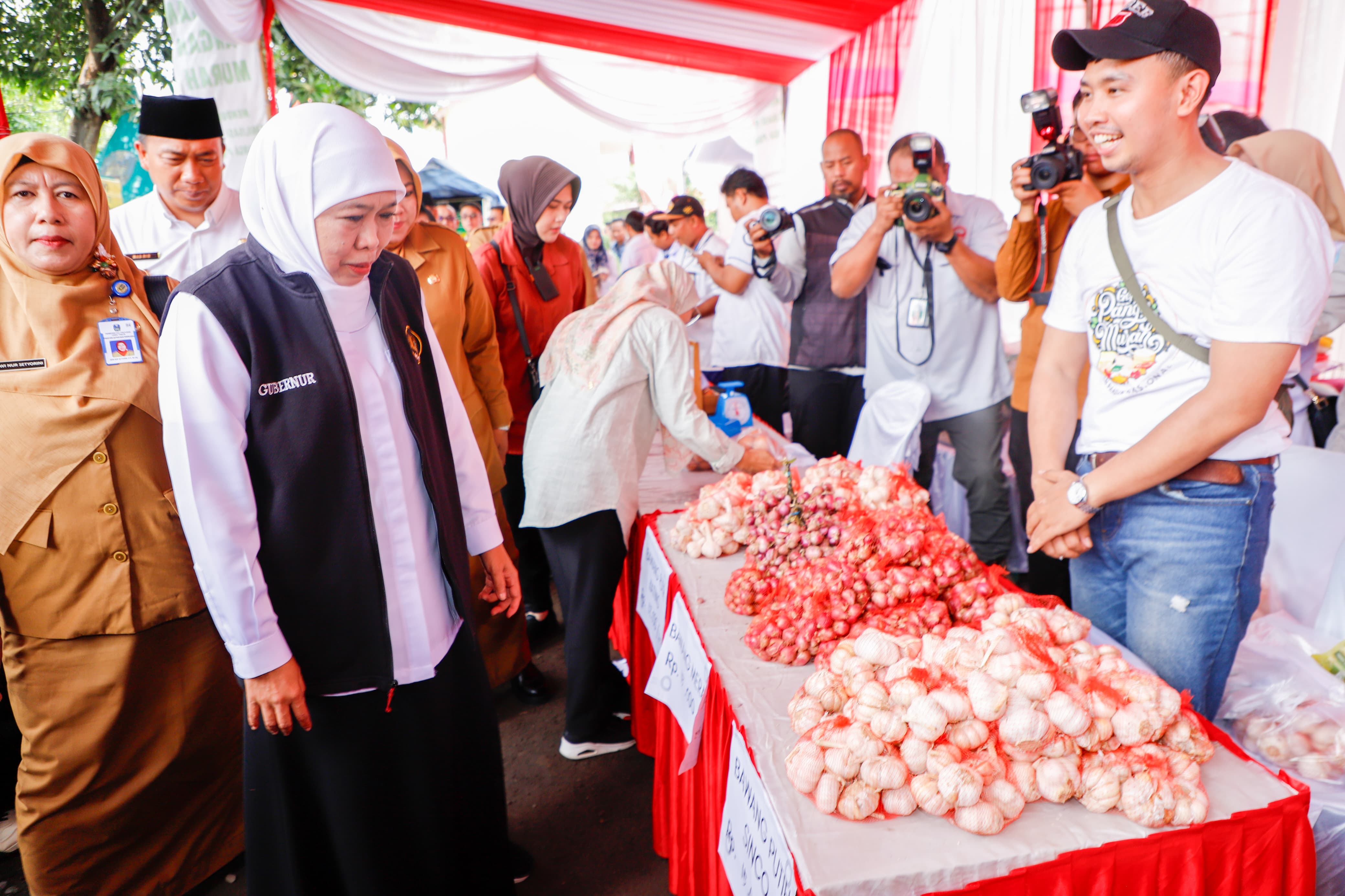 Pemprov Jatim Gelar  Pasar Pangan Murah di Situbondo, Gubernur Khofifah  Pastikan Sembako Terakses Masyarakat dengan Harga Terjangkau