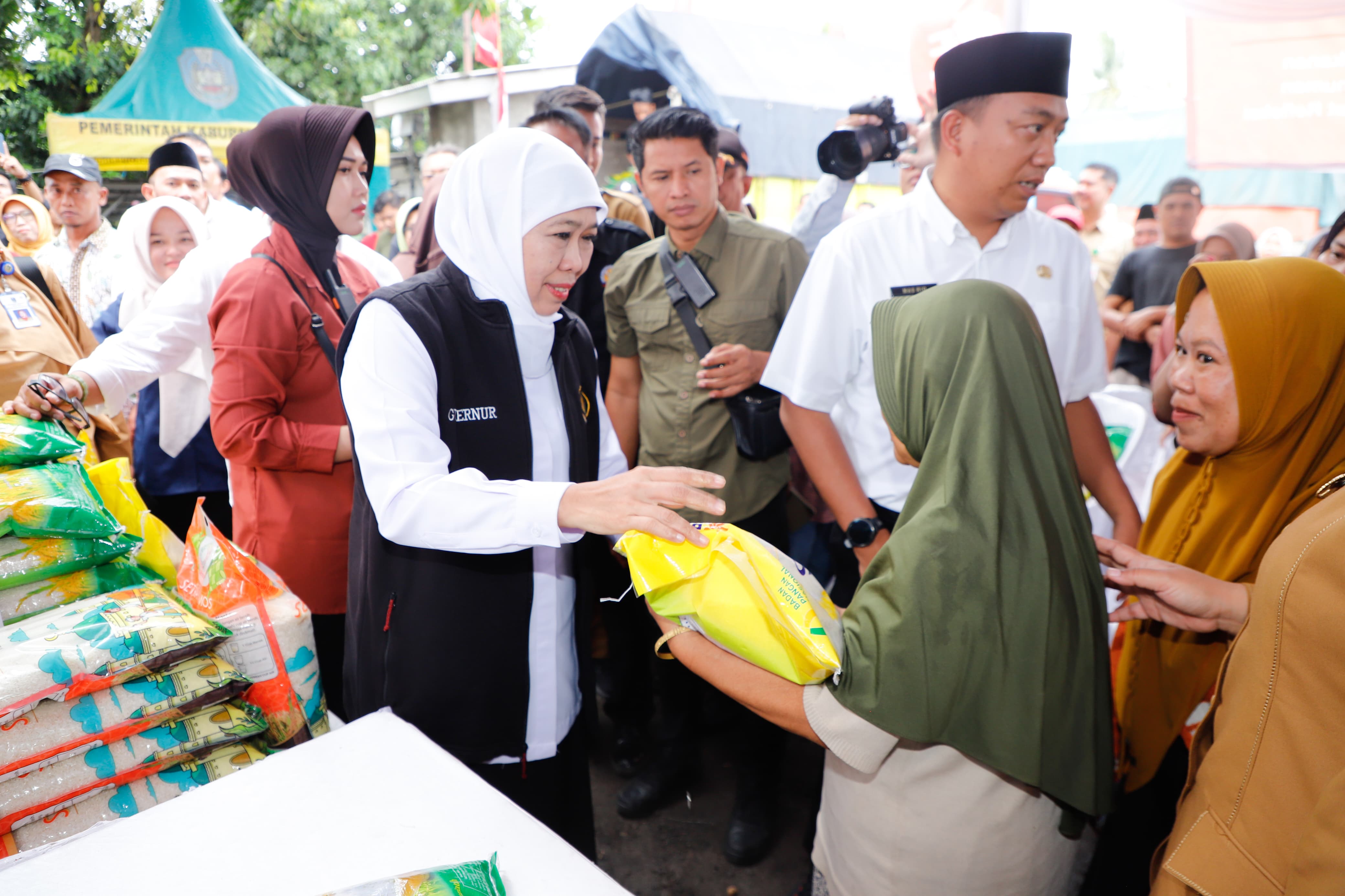 Pemprov Jatim Gelar  Pasar Pangan Murah di Situbondo, Gubernur Khofifah  Pastikan Sembako Terakses Masyarakat dengan Harga Terjangkau