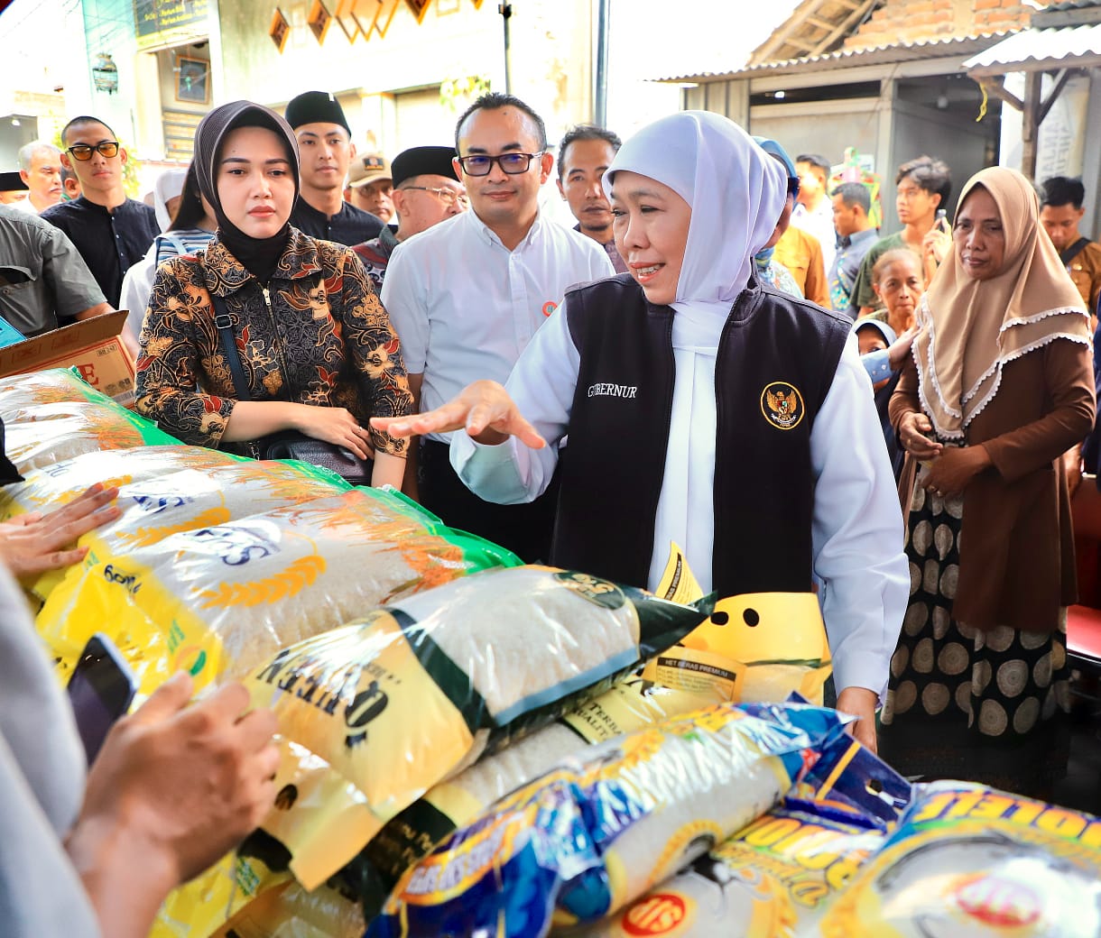 Gubernur Khofifah Bersama Ratusan Warga Bulak Banteng Surabaya Meriahkan Pasar Pangan Murah