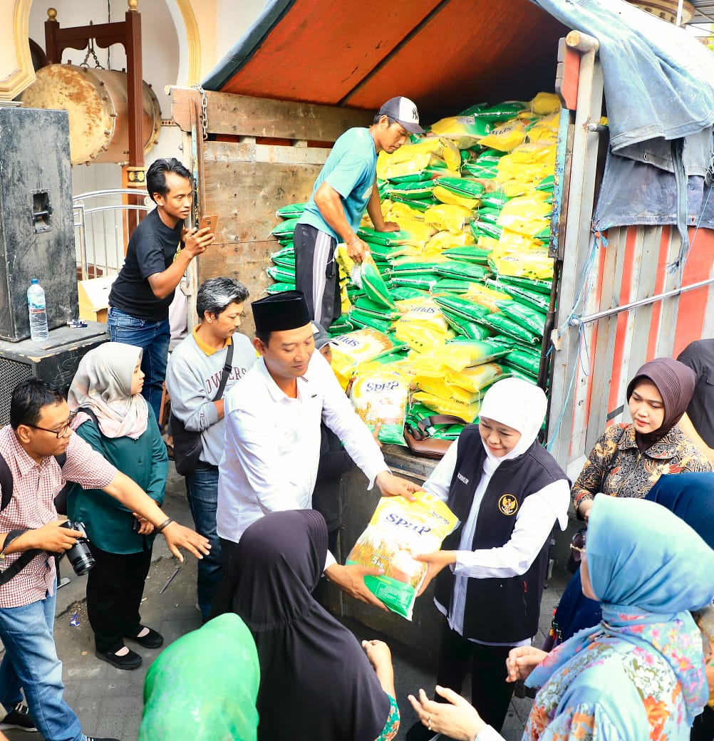 Gubernur Khofifah Bersama Ratusan Warga Bulak Banteng Surabaya Meriahkan Pasar Pangan Murah