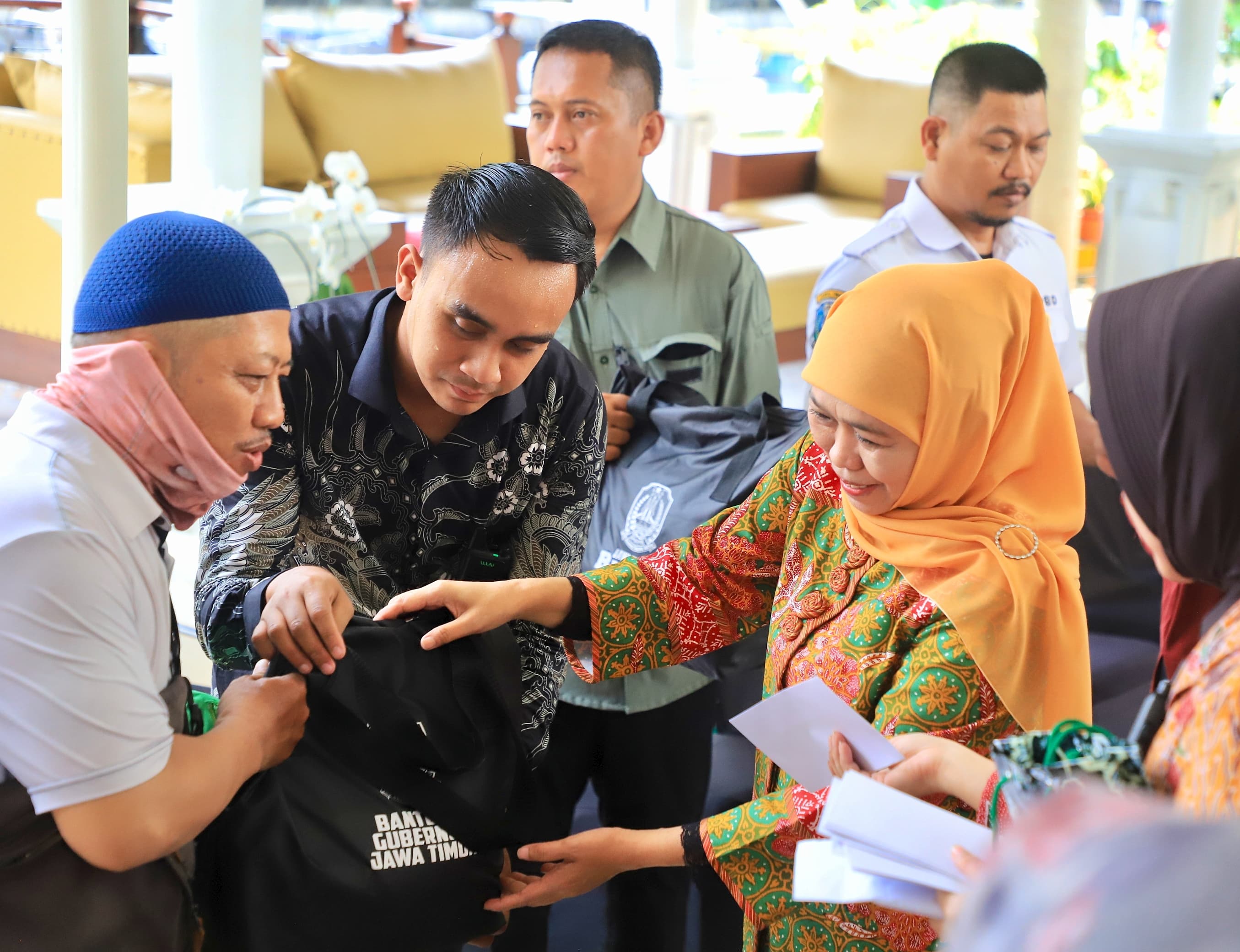 Berbagi Kebahagiaan Jelang Lebaran, Gubernur Khofifah Bagikan 200 Paket Sembako untuk Masyarakat Kurang Mampu di Sekitar Grahadi