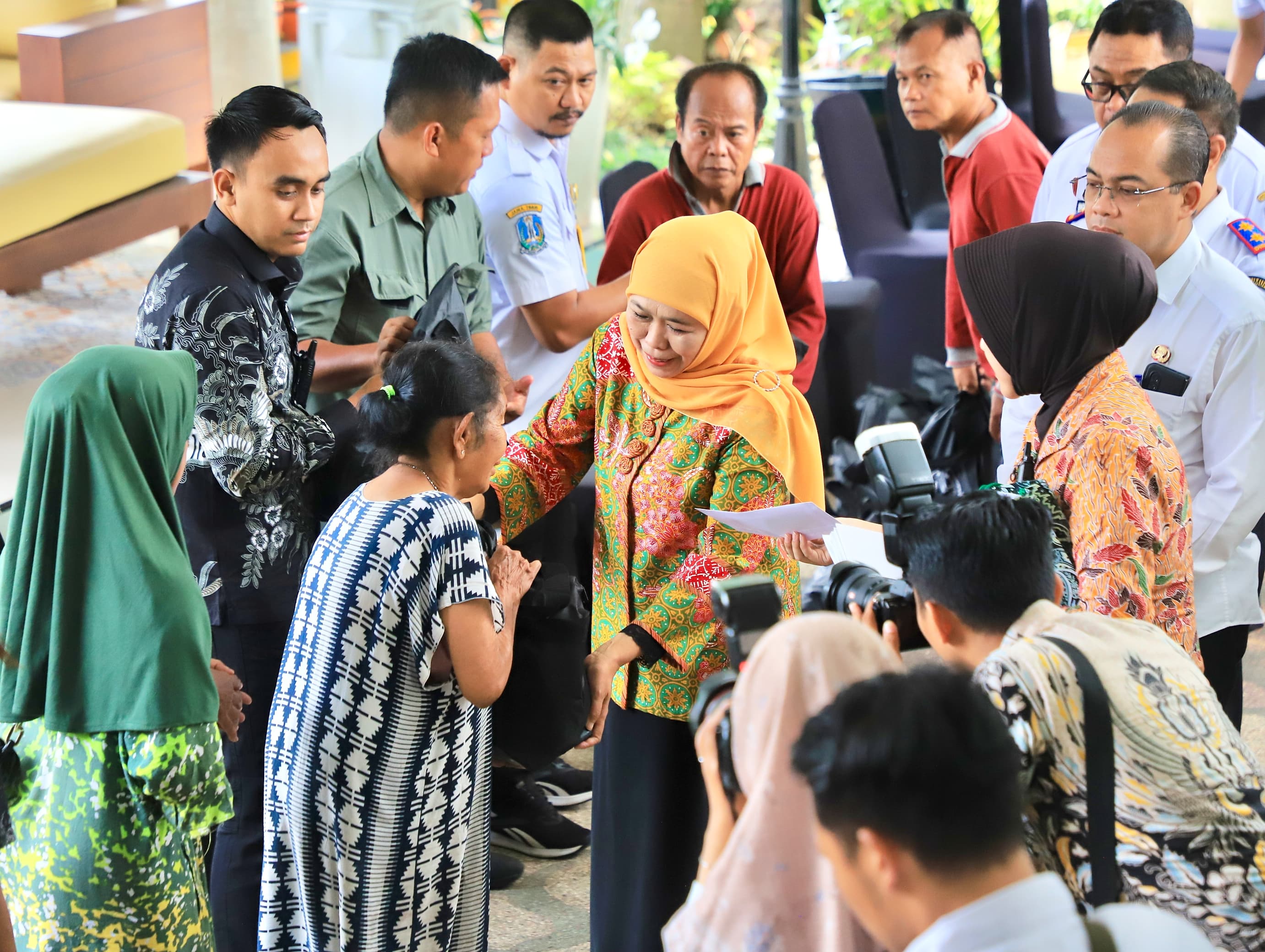 Berbagi Kebahagiaan Jelang Lebaran, Gubernur Khofifah Bagikan 200 Paket Sembako untuk Masyarakat Kurang Mampu di Sekitar Grahadi