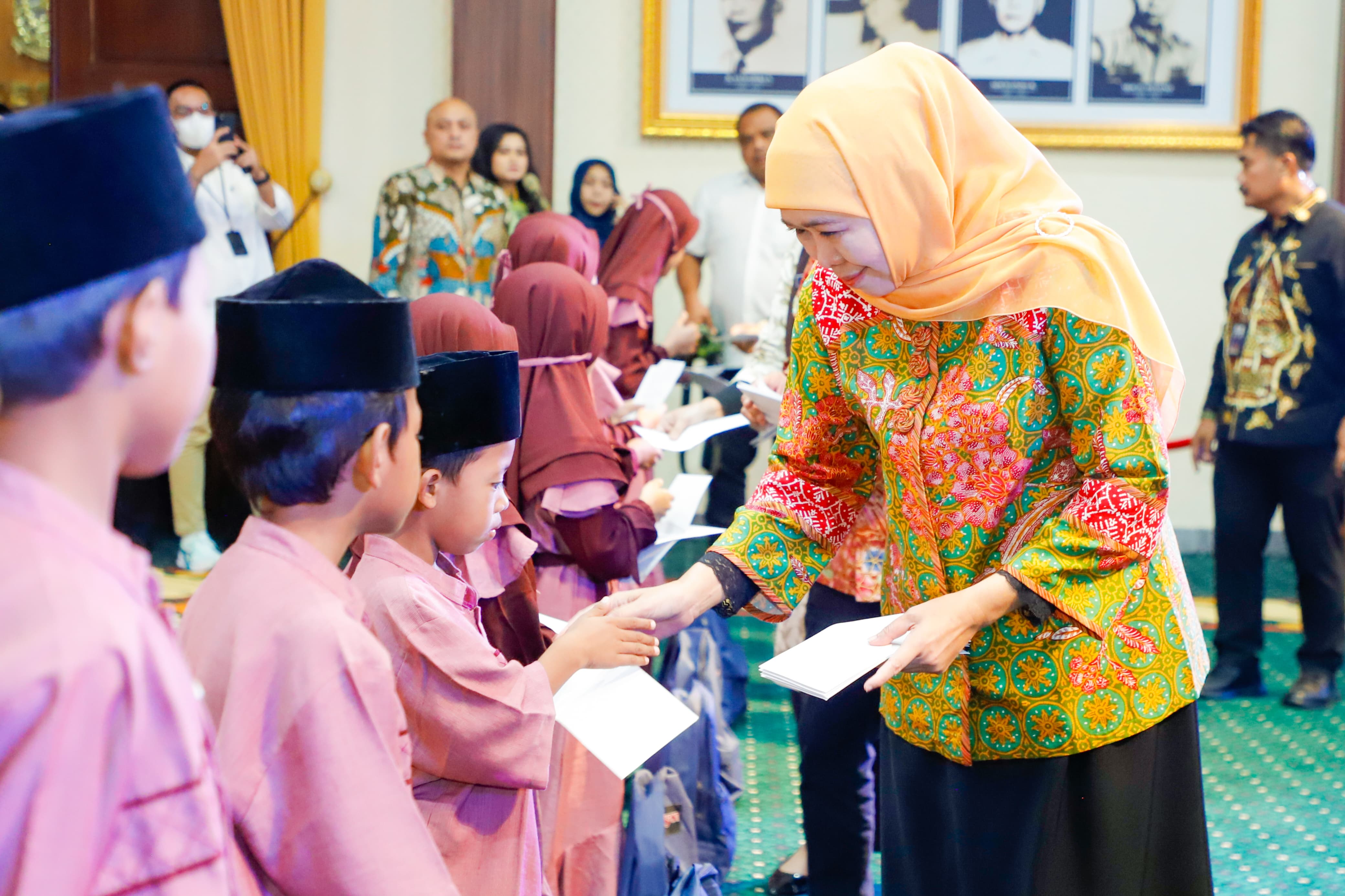 Gubernur Khofifah Beri Apresiasi dan Tunjangan Kehormatan pada 1.000 Seniman dan 148 Juru Pelihara Cagar Budaya Jatim