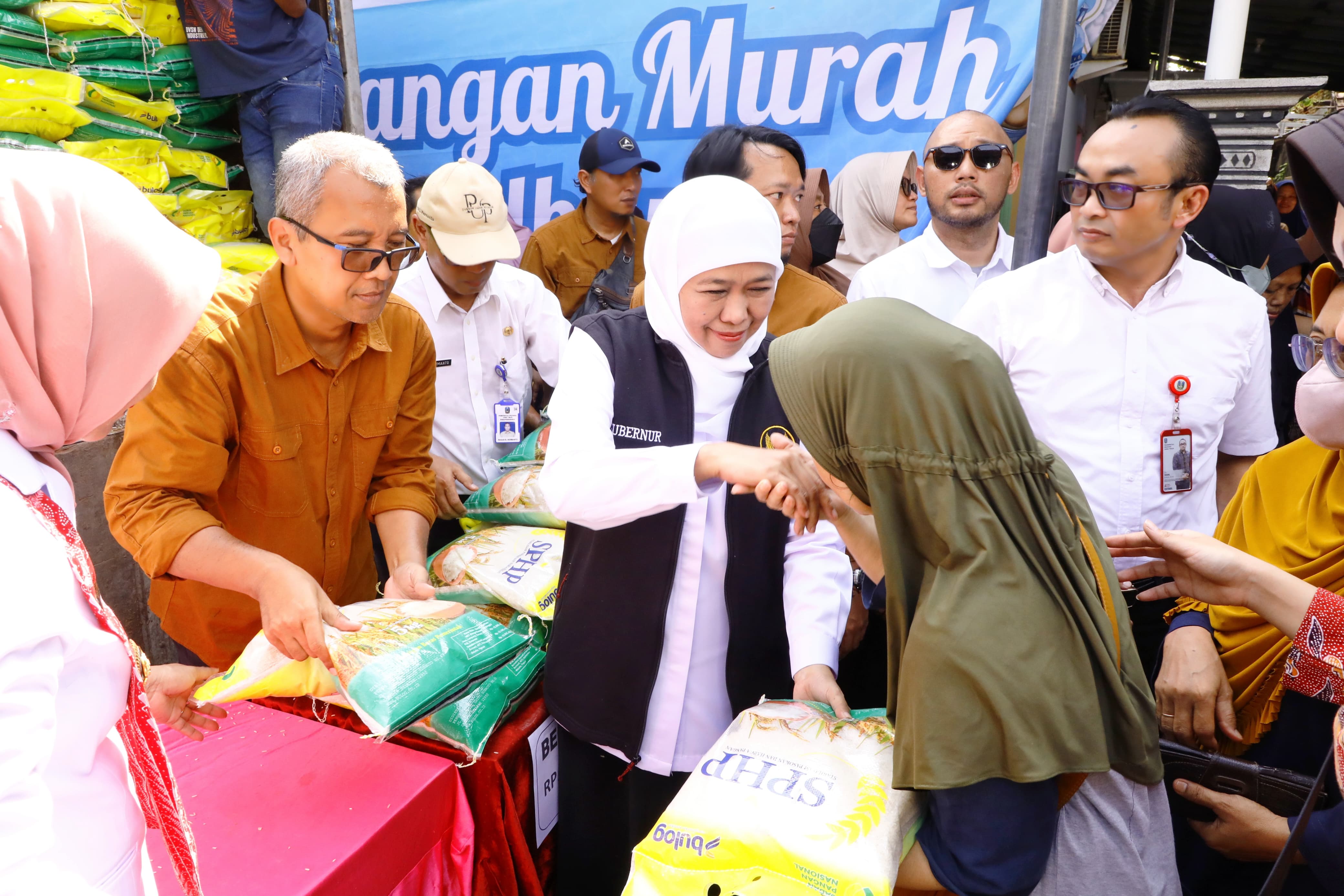 Pastikan Ketersediaan Stok Sembako Jelang Lebaran, Gubernur Khofifah Tinjau Pasar Pangan Murah di Sidoarjo