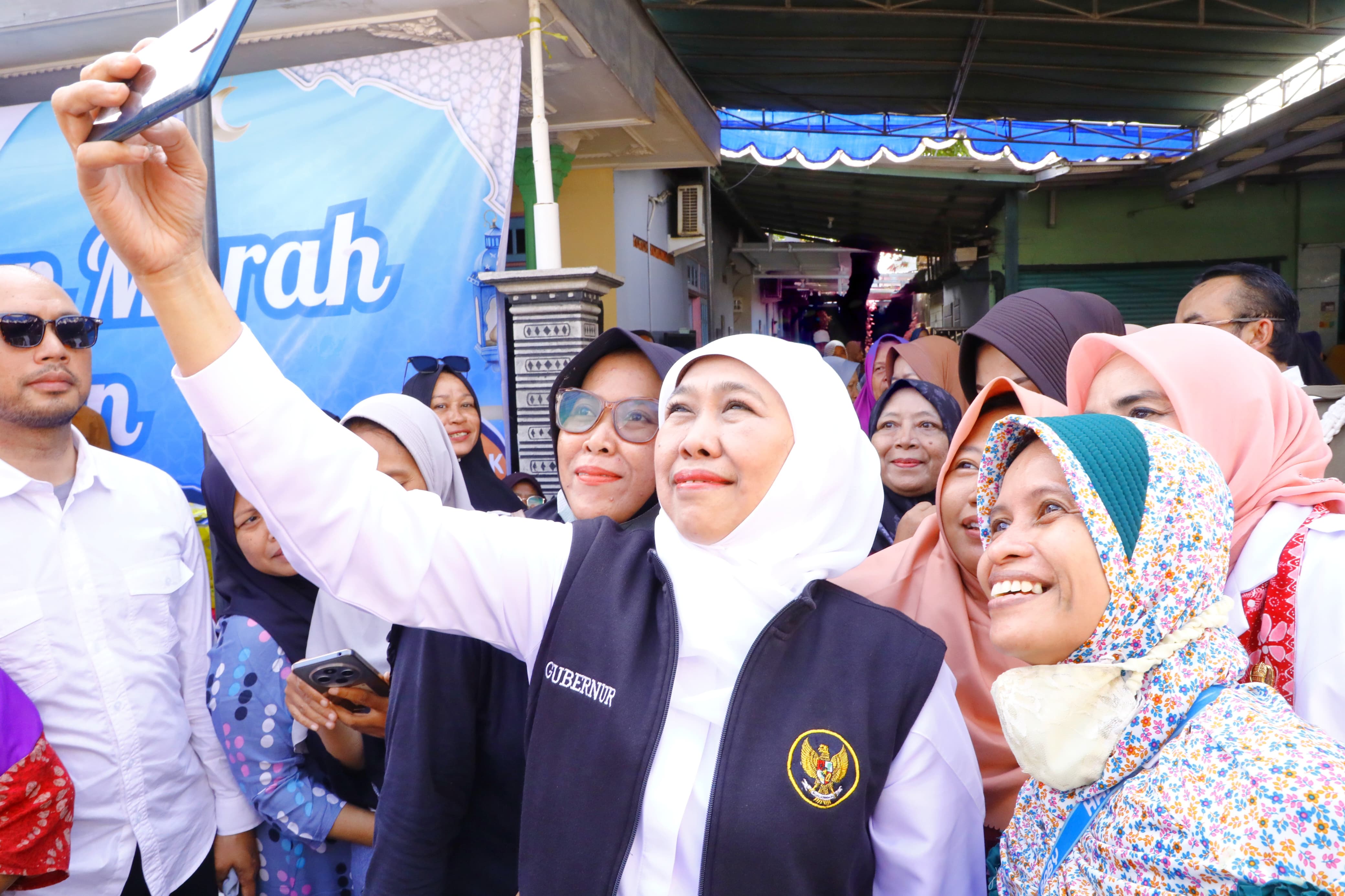 Pastikan Ketersediaan Stok Sembako Jelang Lebaran, Gubernur Khofifah Tinjau Pasar Pangan Murah di Sidoarjo