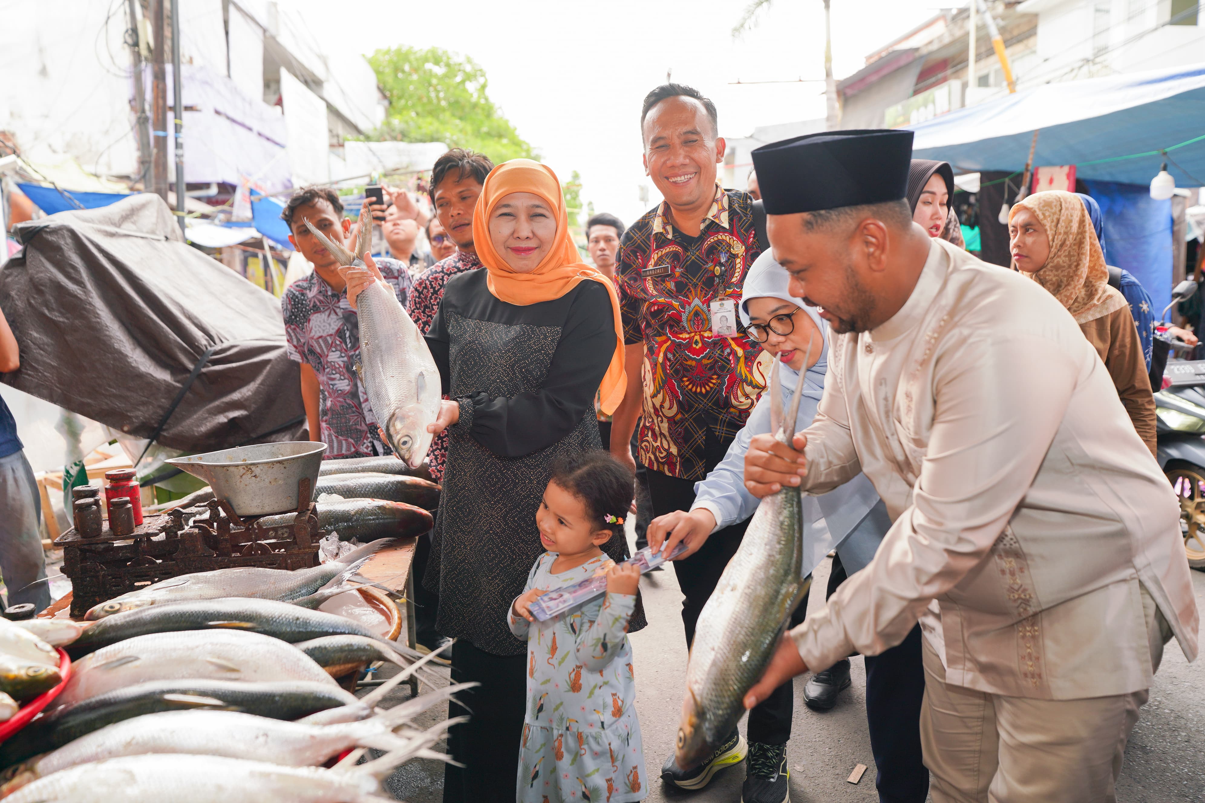 Kunjungi Pasar Bandeng Gresik Bersama Cucu , Gubernur Khofifah Kenalkan Tradisi Sejak Dini