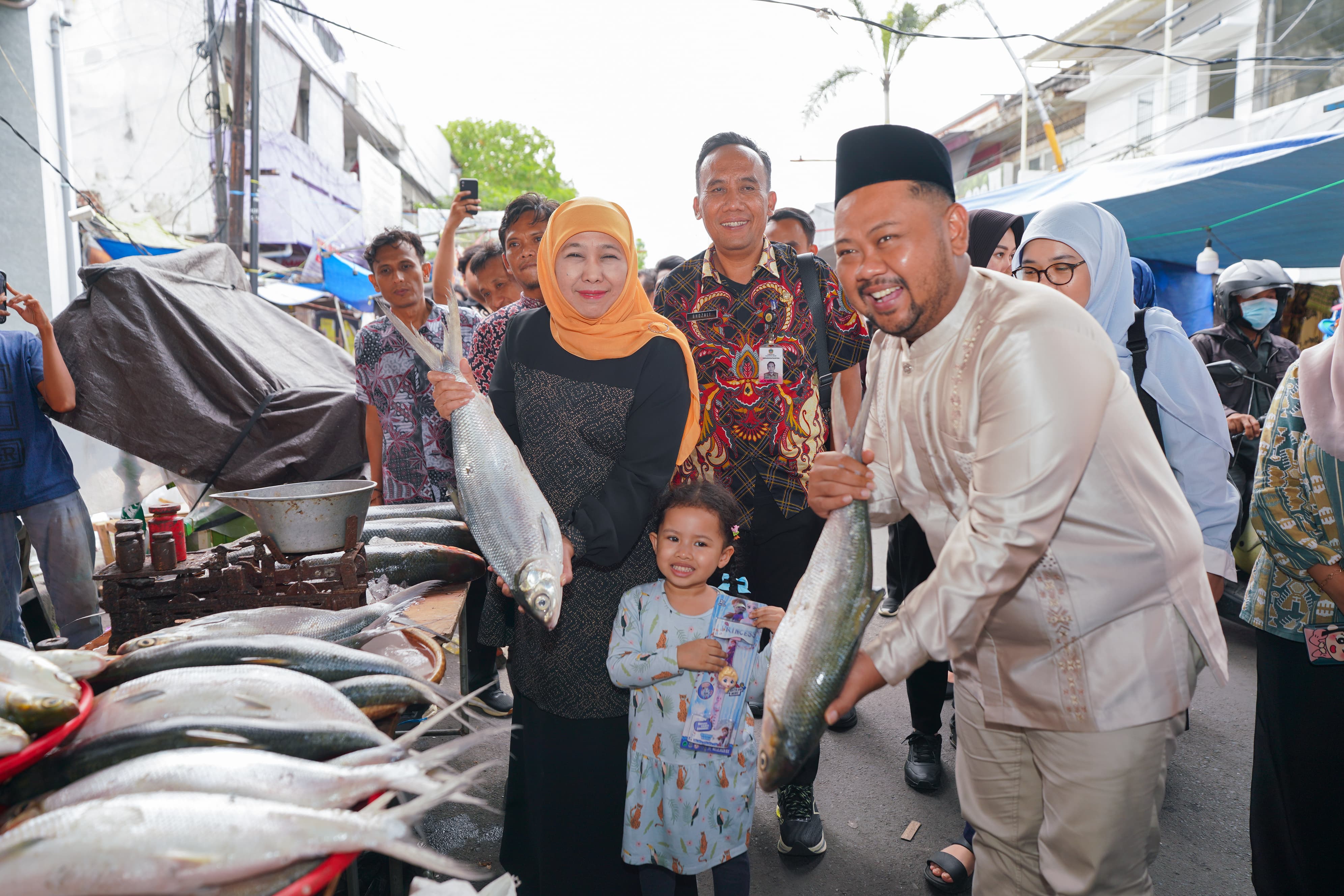Kunjungi Pasar Bandeng Gresik Bersama Cucu , Gubernur Khofifah Kenalkan Tradisi Sejak Dini