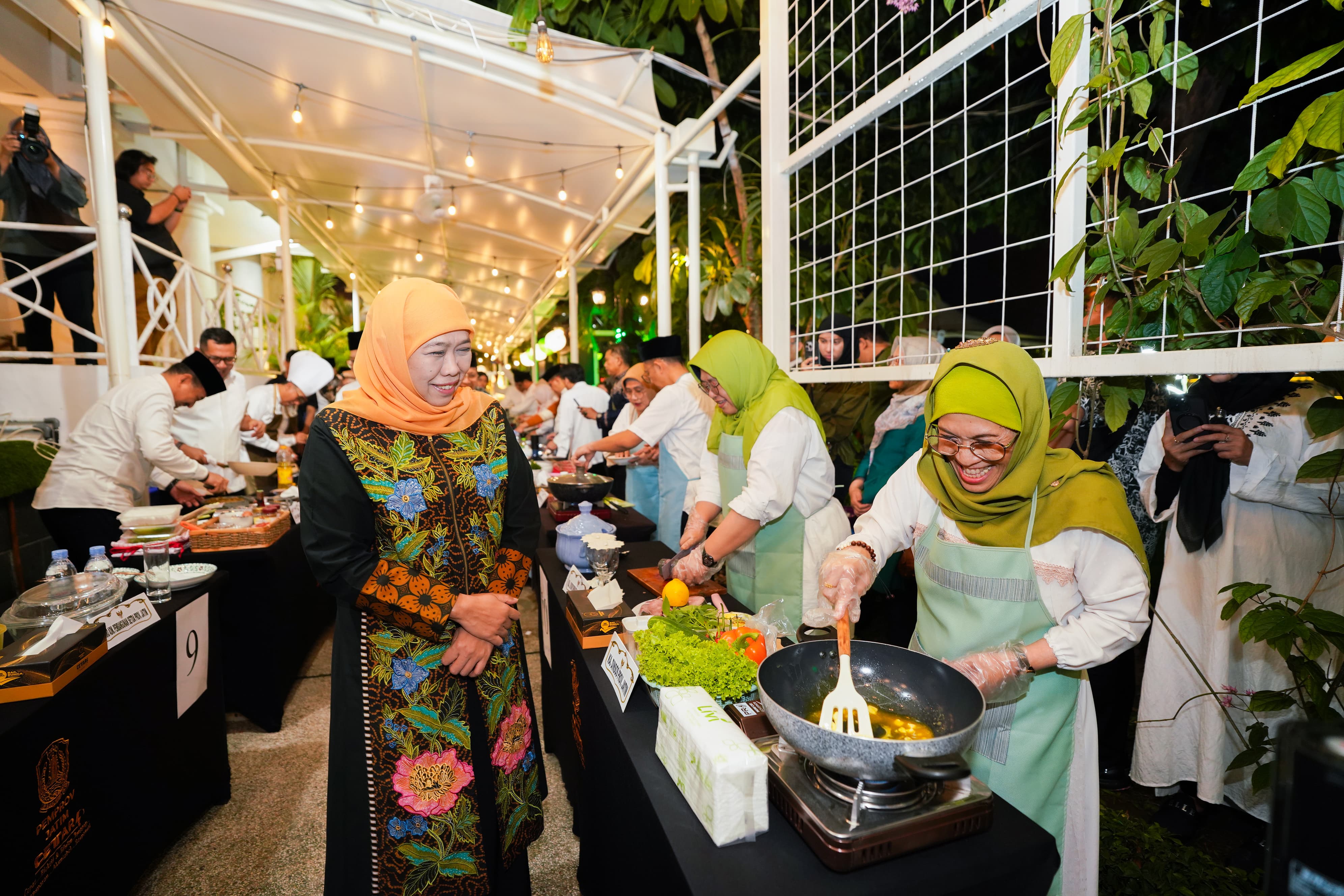 Jaga Tradisi Salat Malam Bersama Kepala Perangkat Daerah dan BUMD Jatim Dilanjutkan Lomba Masak Bandeng , Gubernur Khofifah Harap Tingkatkan Keguyuban dan Keberkahan di Akhir Ramadhan