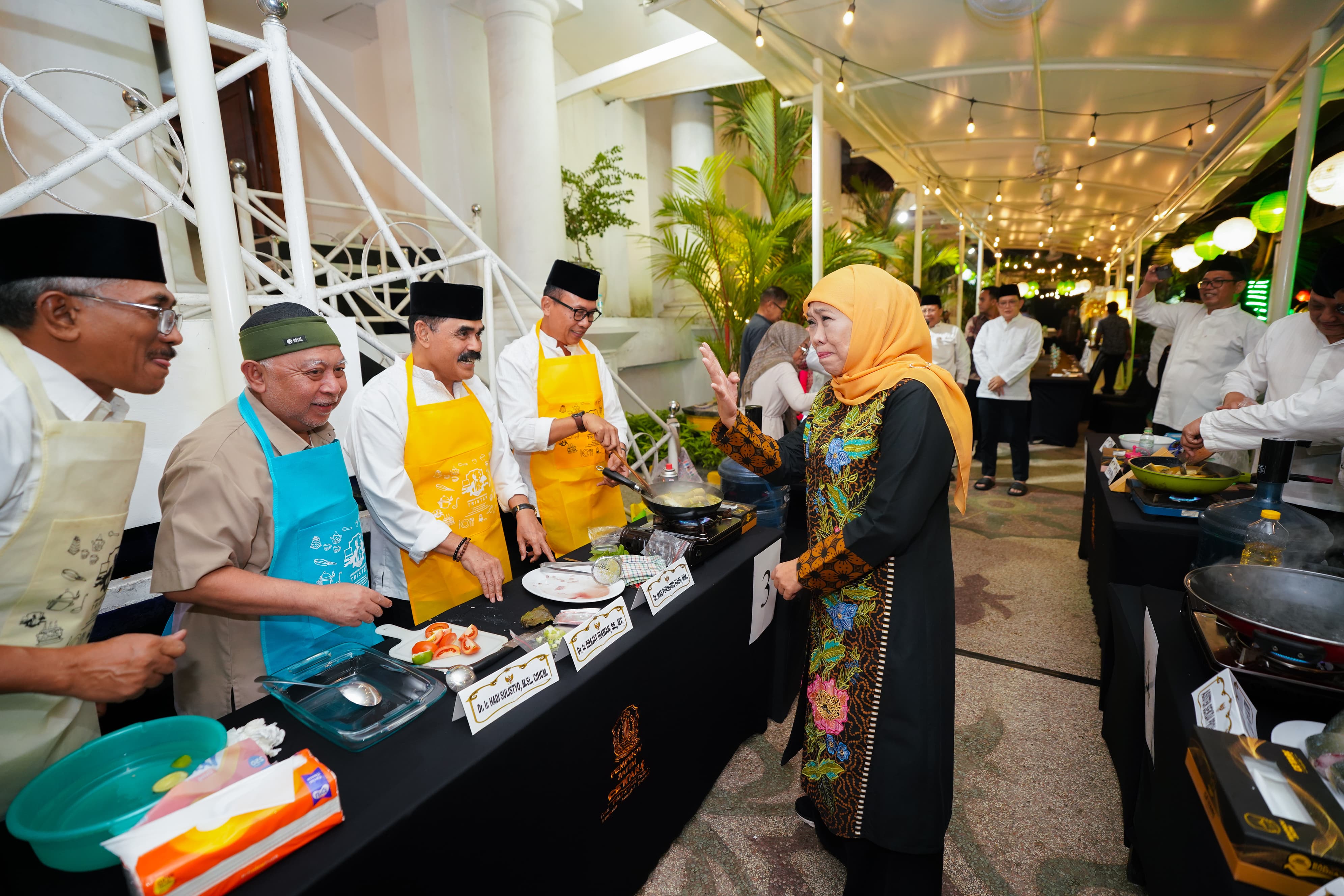 Jaga Tradisi Salat Malam Bersama Kepala Perangkat Daerah dan BUMD Jatim Dilanjutkan Lomba Masak Bandeng , Gubernur Khofifah Harap Tingkatkan Keguyuban dan Keberkahan di Akhir Ramadhan