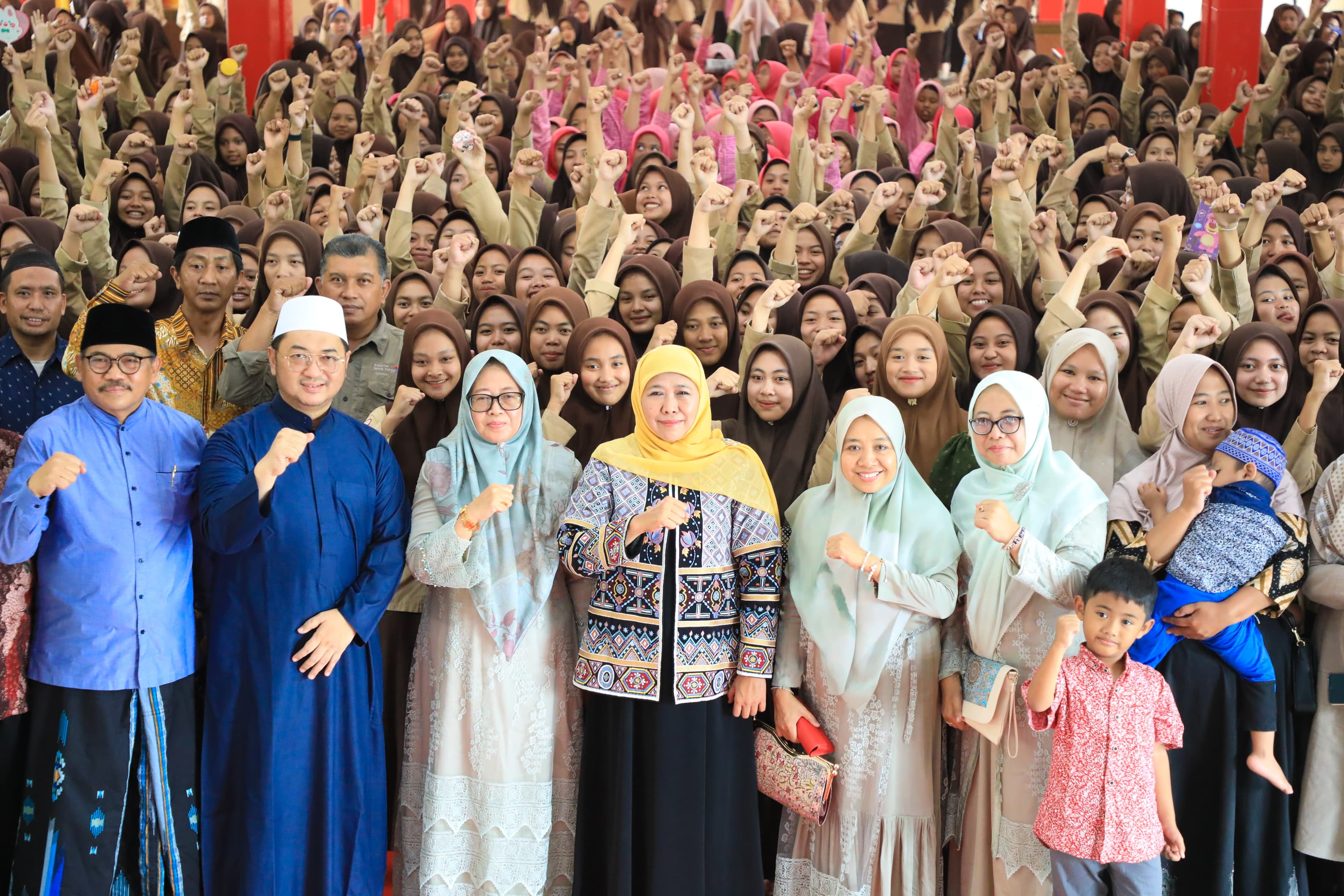 Gubernur Khofifah Cairkan THR Guru Rp 412,6 Miliar, Komitmen Tingkatkan Kesehteraan Tenaga Pendidik di Jawa Timur