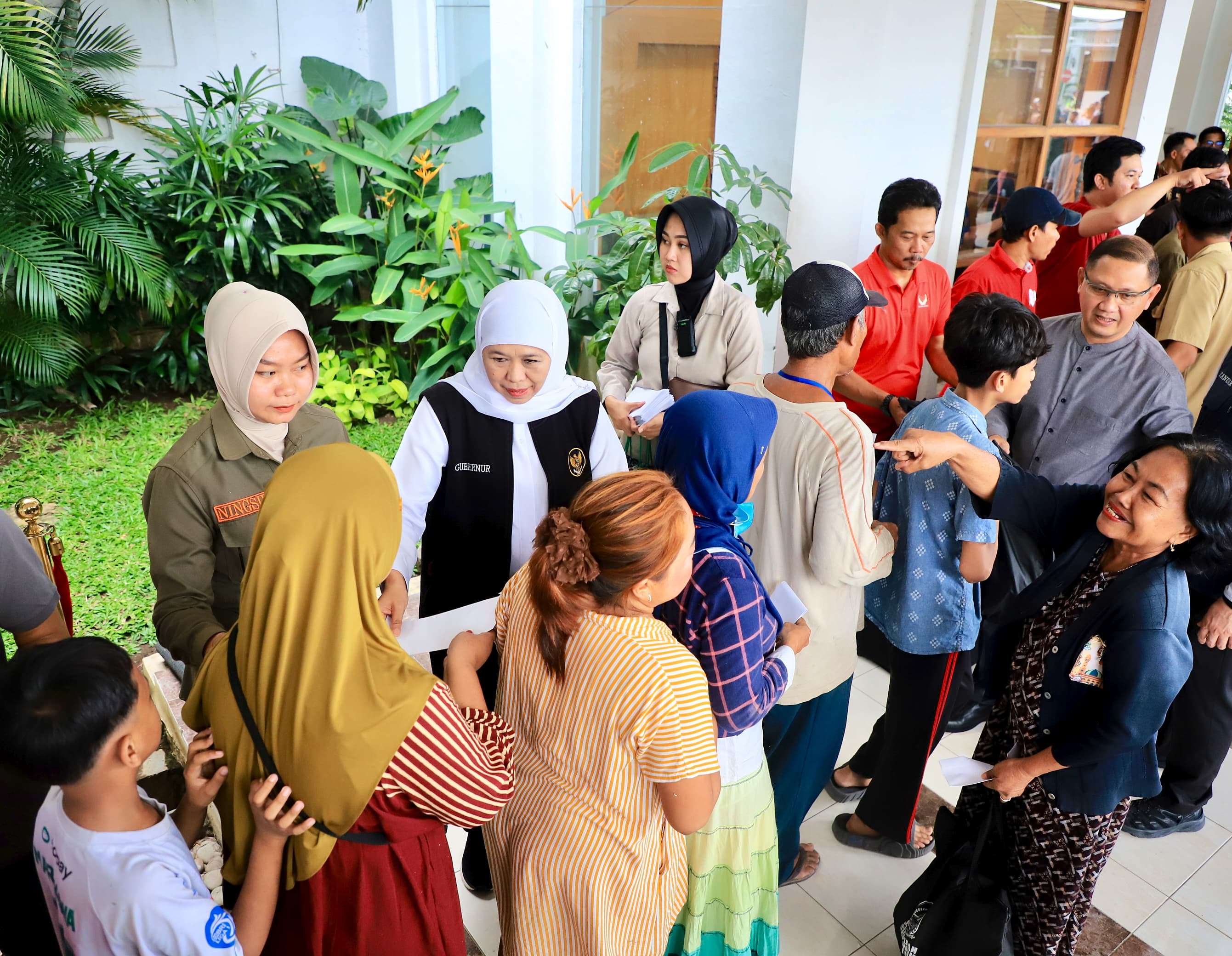 Sambut  Idul Fitri 1446 H, Gubernur Khofifah Berbagi 1.500 Paket Sembako dan Zakat Mal pada Warga Sekitar Kantor Gubernur Jawa Timur