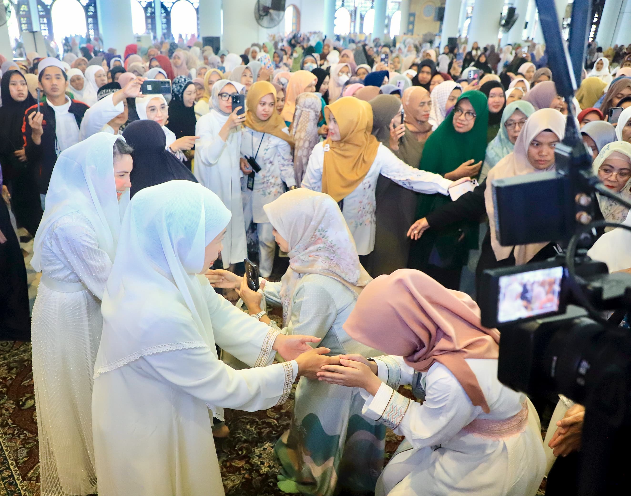 Gubernur Khofifah Bersama  Keluarga Shalat Ied di Masjid Nasional Al Akbar Surabaya dan Melanjutkan Ziyarah Makam Orang Tua dan Suami