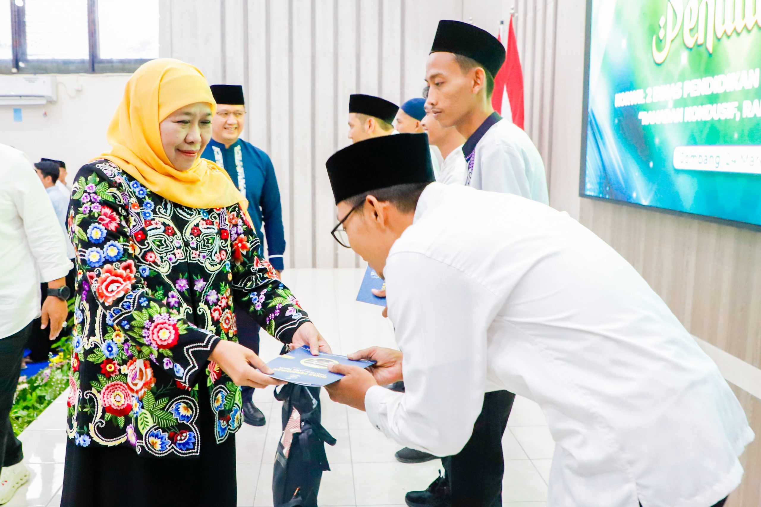 Gubernur Khofifah Cairkan THR Guru Rp 412,6 Miliar, Komitmen Tingkatkan Kesehteraan Tenaga Pendidik di Jawa Timur