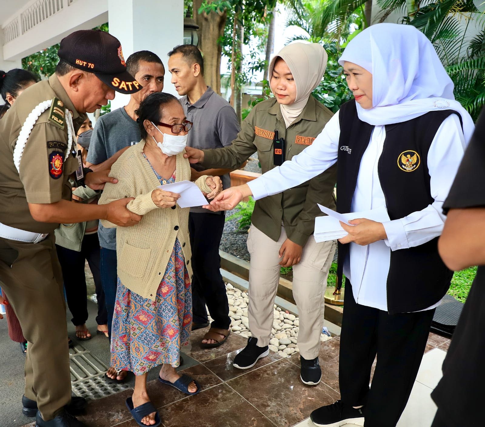 Sambut Idul Fitri 1446 H, Gubernur Khofifah Berbagi 1.500 Paket Sembako dan Zakat Mal pada Warga Sekitar Kantor Gubernur Jawa Timur