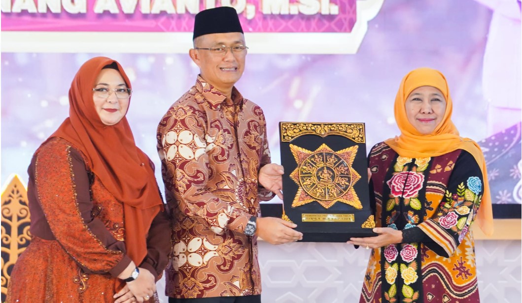 Hadiri Kenal Pamit Kapolda Jatim, Gubernur Khofifah ; Terimakasih Pengabdian Luar Biasa Komjen Pol Imam Sugianto dan Selamat Bertugas Irjen Pol Nanang Avianto.